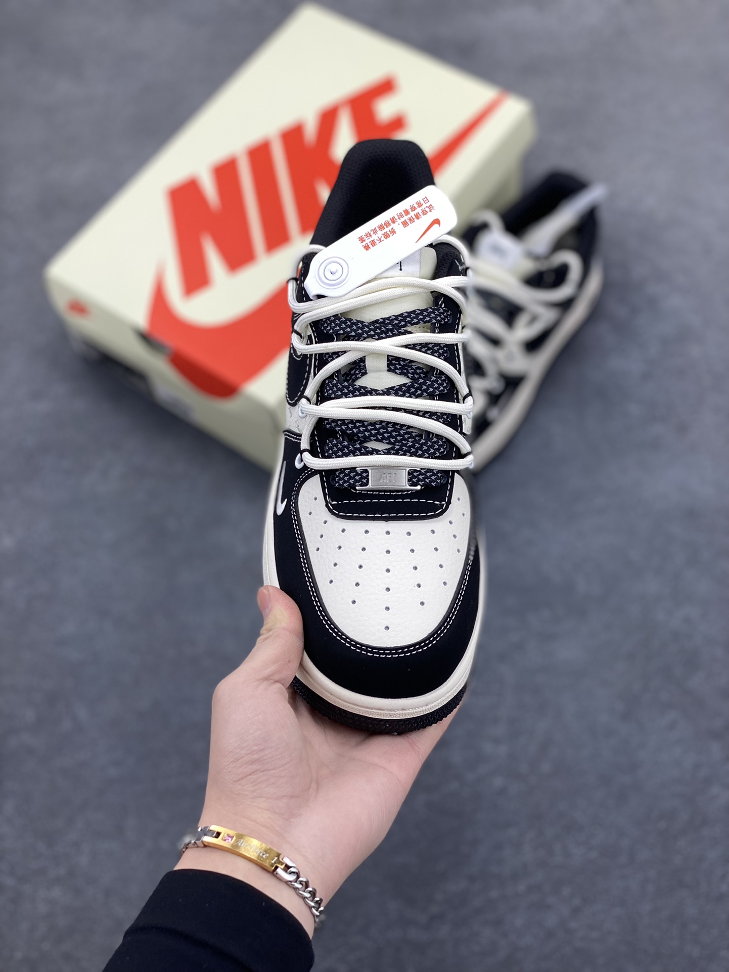 图片[2]-NIke Air Force 1 \’07 Low “斯图西联名——黑白英文抽绳”空军一号 低帮 运动鞋 休闲鞋 折边针车 工艺难度大 原楦头原纸板 原装鞋盒 定制五金配件 内置全掌气垫 原厂鞋底 货号：SJ1198-108 尺码：36 36.5 37.5 38 38.5 39 40 40.5 41 42 42.5 43 44 44.5 45-选品中心