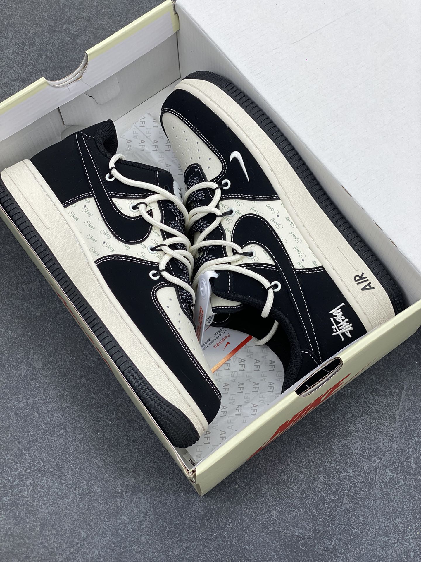 图片[9]-NIke Air Force 1 \’07 Low “斯图西联名——黑白英文抽绳”空军一号 低帮 运动鞋 休闲鞋 折边针车 工艺难度大 原楦头原纸板 原装鞋盒 定制五金配件 内置全掌气垫 原厂鞋底 货号：SJ1198-108 尺码：36 36.5 37.5 38 38.5 39 40 40.5 41 42 42.5 43 44 44.5 45-选品中心