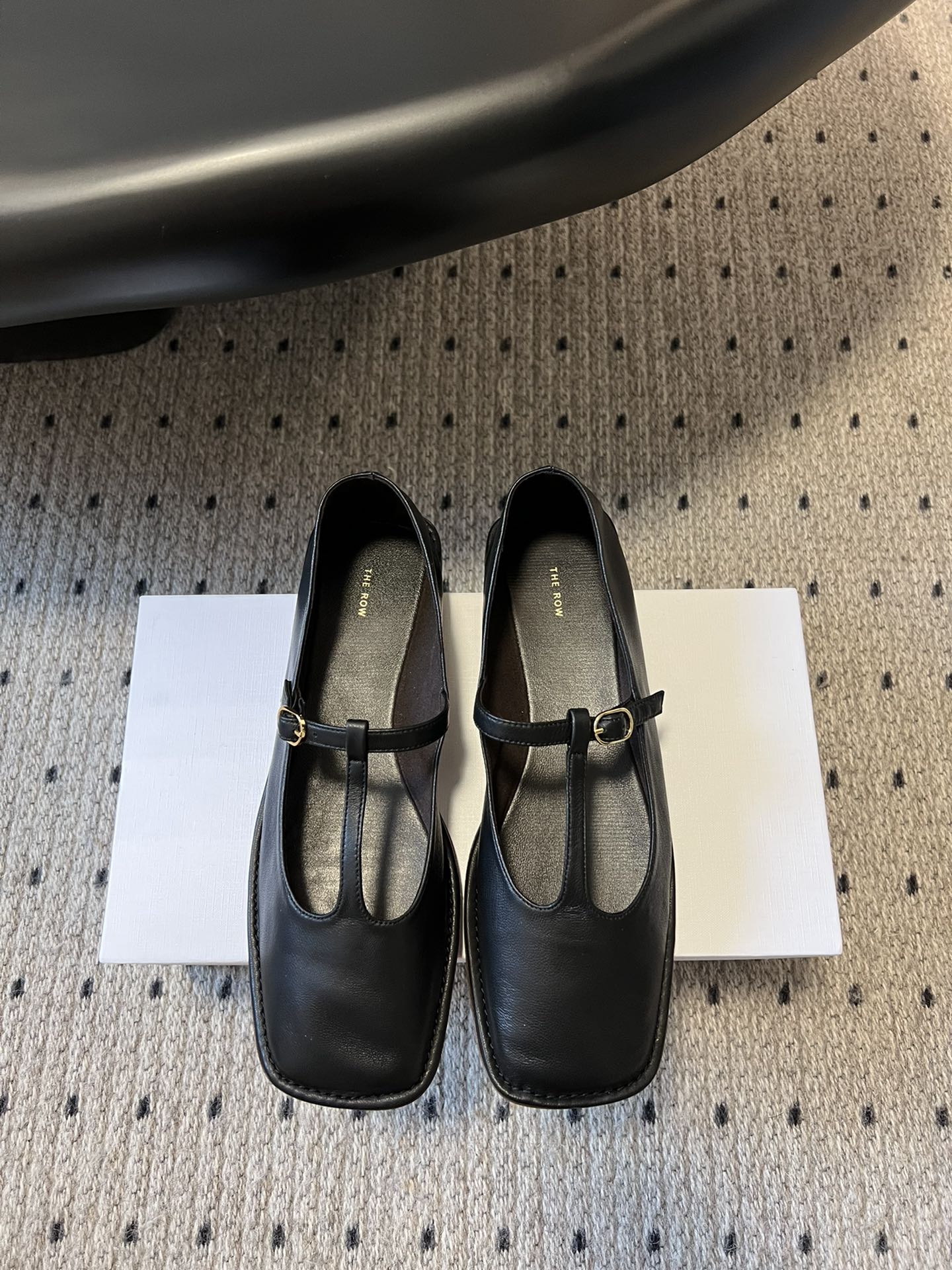 NO:229248,The Row 25ss square-head T-shaped flat-sole Mary Zhen. Two pairs of golden beauty need to be shared immediately. Super soft and glutinous leather, not tired when walking wild, super comfortable with soft sole. The big and square-head super personality. Therow-style, old-fashioned style. Imported sheepskin on the upper, inner sheepskin. Outsole rubber sole, ballet shoes, mary jane, sheepskin19860909The Row 25ss方头T字带平底玛丽珍 两双金灿灿的美丽需要立马分享 超级软糯的皮子,暴走不累,软底的超级舒服 大方头超级个性 Therow风十足 老钱风满满 鞋面进口羊皮 内里羊皮 大底橡胶大底,芭蕾舞鞋,mary jane,sheepskin,Women's Shoes