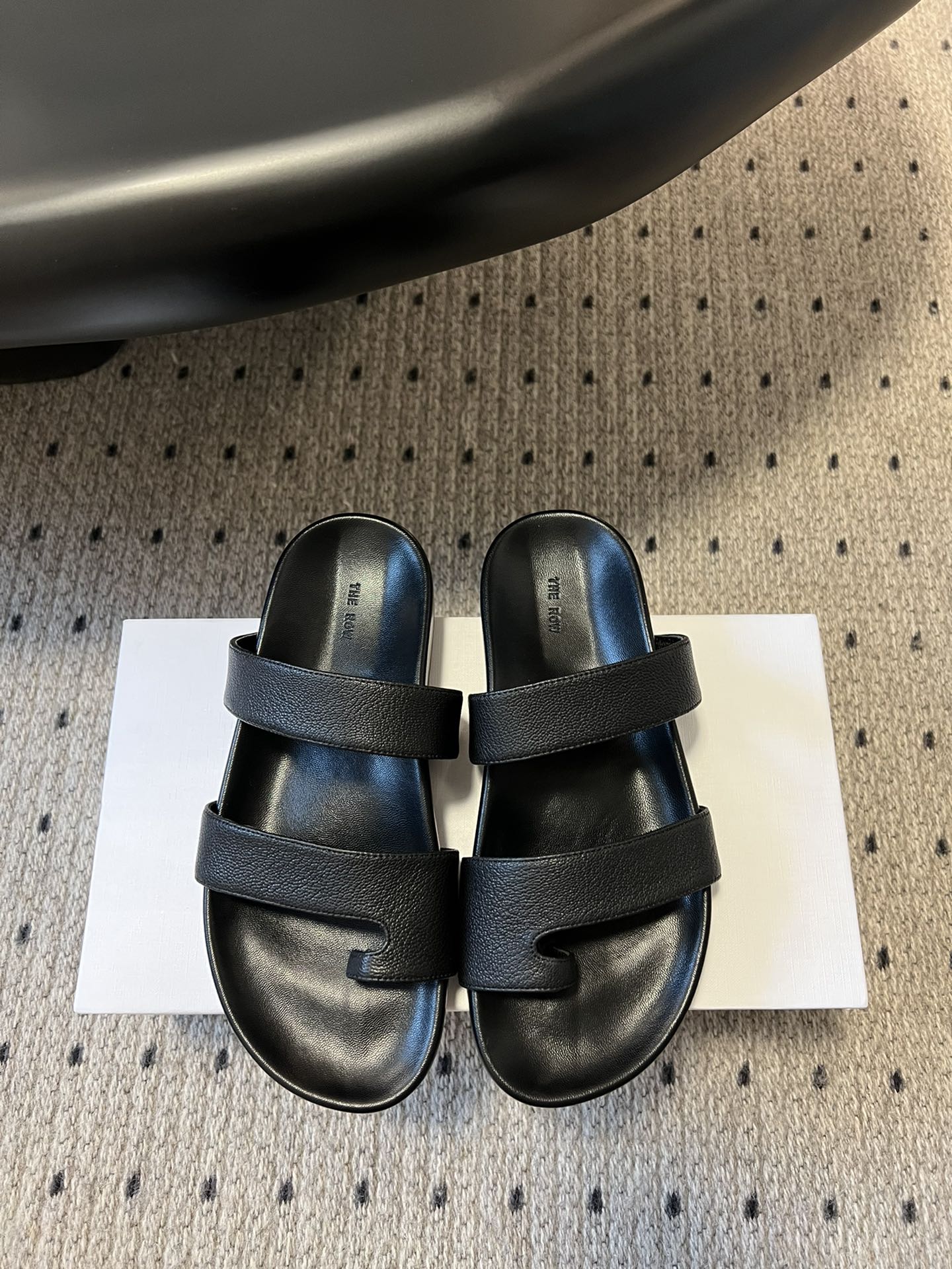 NO:229247,Purchase grade The row 25ss Spring and summer new simple wrinkle face simple flat sole foot-clip slippers!  Therow's usual minimalist style, clean and neat layout design, no decoration, only the design is the highlight, highlighting temperament and personality!  The upper is made of imported soft cowhide, soft, comfortable and soft!  Original rubber outsole combination with high-end texture!  Number of code #35-40 (40 custom made without return or exchange), slippers, slippers, cowhide19860909代购级 The row 25ss 春夏新款简易皱面简易平底 夹脚拖鞋！ Therow一贯的极简风格 干净利落的版面设计 没有任何装饰 仅以设计为亮点 凸显气质和彰显个性！ 鞋面采用进口绵软牛皮 柔软舒适柔软！ 原版橡胶大底组合 高档质感！ 码数#35-40（40定做不退换）,拖鞋,slippers,cowhide,Women's Shoes