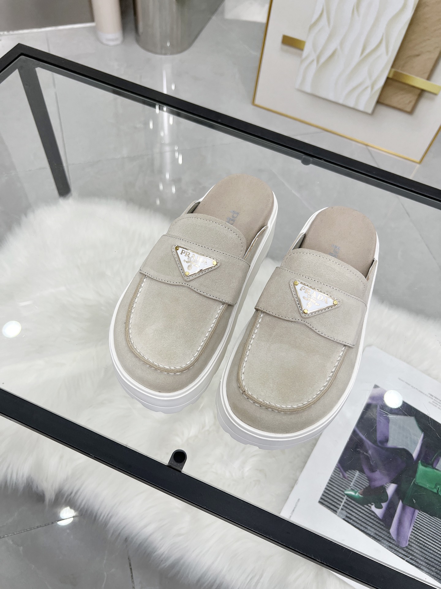 NO:233159,Prada 2025 spring and summer new slippers Velcro sandals Latest catwalk style, classic upgrade, coexistence and fashion. Each color matches are good, design matches different styles. Original custom cowhide cowhide. Lift: Original custom sheepskin inner lining cowhide cowhide, original mold opening and non-slip sole Size: 35-40 (41 custom made, no return or replacement), semi-trail, prada, prada, sandals, slippers, cowhide, sheepskin19860909Prada 普拉达2025春夏新款拖鞋魔术贴凉鞋 最新走秀款,经典升级 舒适度与时髦度并存 每个颜色搭配都好看,设计搭配不同风格需求 鞋面原版定制牛皮 内里: 原版定制羊皮内里 牛皮垫脚 大底原版开模防滑大底 码数: 35-40（41定做不退不换）,半拖,prada,prada,sandals,slippers,cowhide,sheepskin,Women's Shoes