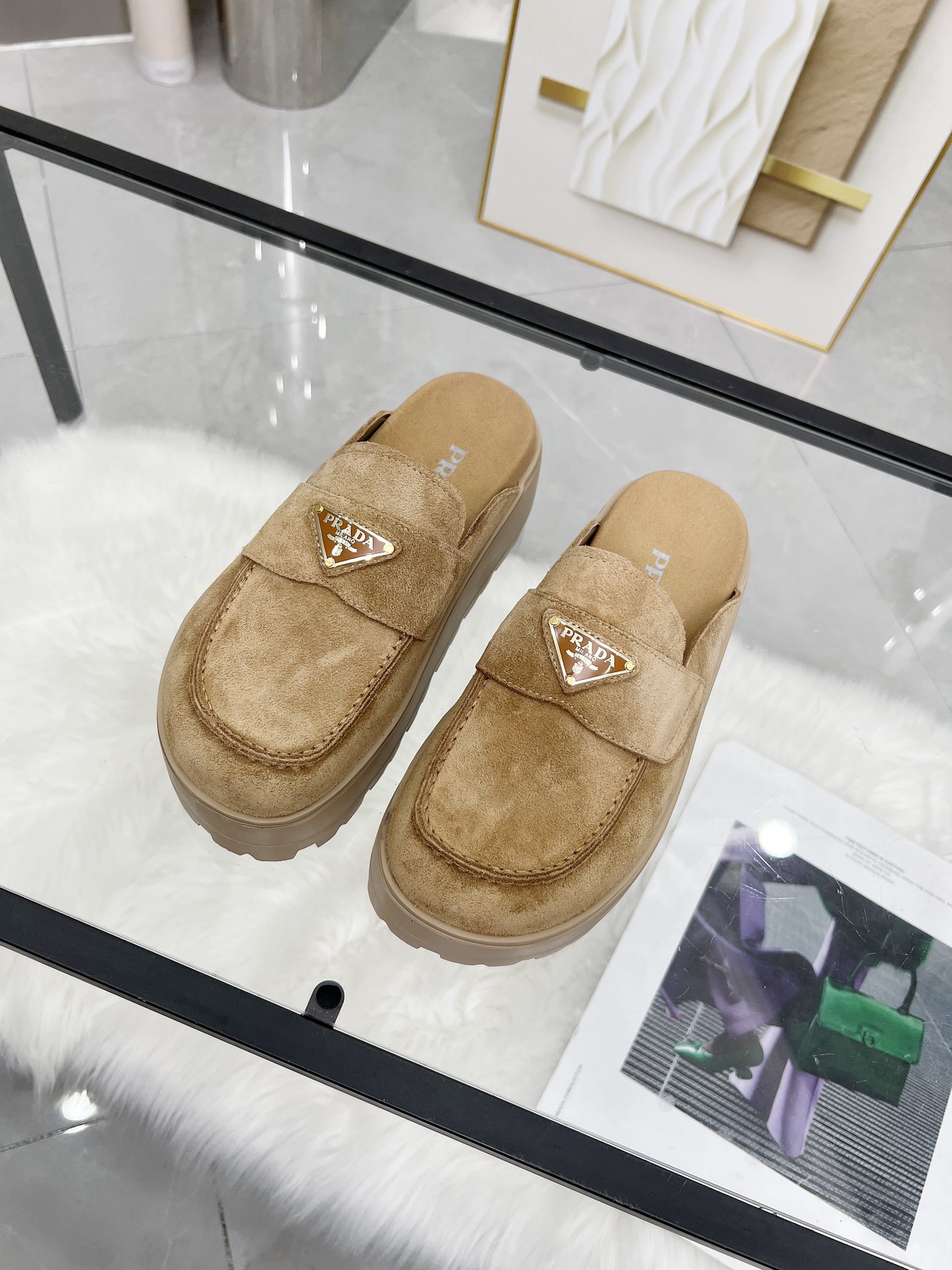 NO:227554,Prada 2025 spring and summer new slippers Velcro sandals Latest catwalk style, classic upgrade, coexistence and fashion. Each color matches are good, design matches different styles. Original custom cowhide cowhide. Lift: Original custom sheepskin inner lining cowhide cowhide, original mold opening and non-slip sole Size: 35-40 (41 custom made, no return or replacement), semi-trail, prada, prada, sandals, slippers, cowhide, sheepskin19860909Prada 普拉达2025春夏新款拖鞋魔术贴凉鞋 最新走秀款,经典升级 舒适度与时髦度并存 每个颜色搭配都好看,设计搭配不同风格需求 鞋面原版定制牛皮 内里: 原版定制羊皮内里 牛皮垫脚 大底原版开模防滑大底 码数: 35-40（41定做不退不换）,半拖,prada,prada,sandals,slippers,cowhide,sheepskin,Women's Shoes