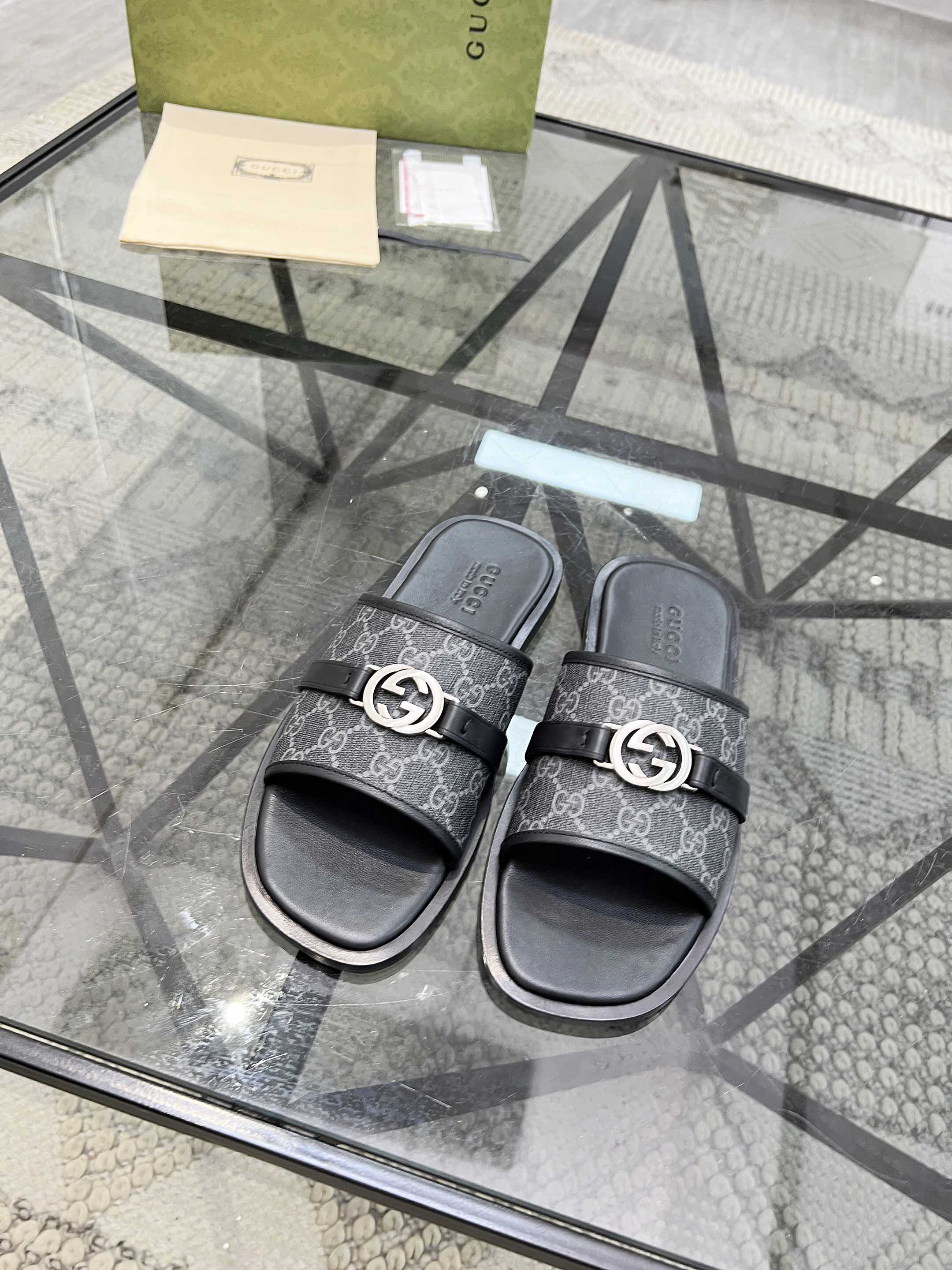 NO:221622,Brand GUCCI color original color matching number 39-44 customized 38.45.46 Price Material Guqi new style Men's slippers, 1:1 high-end quality, top layer cowhide material, matched with classic logo, casual, fashionable, comfortable, high-quality, (genuine leather sole) must-have in summer!  , Gucci - Slippers - Sandals, Gucci, Sandals, Slippers, Cowhide, Leather soles19860909品牌GUCCI 颜色原版配色 码数39-44定做38.45.46 价格 材质古奇新款 男士 拖鞋,1:1高端品质,头层牛皮材质 搭配经典logo,休闲 时尚 舒适型,高品质精品,（真皮大底）夏季必备哦！,古奇-拖鞋 -凉鞋,gucci,sandals,slippers,cowhide,Leather soles,Men's shoes