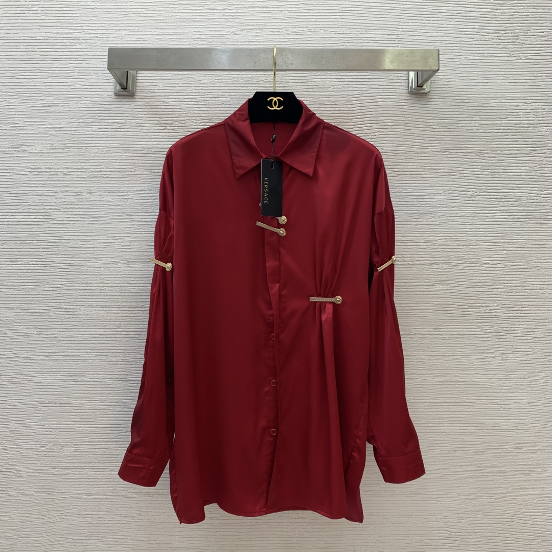 NO:324042,Model number D25030852 VERSAC*E new model customized high-end silk forged imitation silk fabric!  Medusa pin buckle decoration Simple temperament versatile long-sleeved lapel shirt!  Burgundy, black, white, (M size shoulder width 56, bust 104, sleeve length 48, clothing length 70), versace, real silk, alexander wang19860909款号D25030852 VERSAC*E新款 定制高级感丝锻仿真丝面料！美杜莎别针扣装饰 简约气质百搭长袖翻领衬衣！酒红色、黑色、白色,（M码肩宽56,胸围104,袖长48,衣长70）,,versace,real silk,alexander wang,Women's clothing