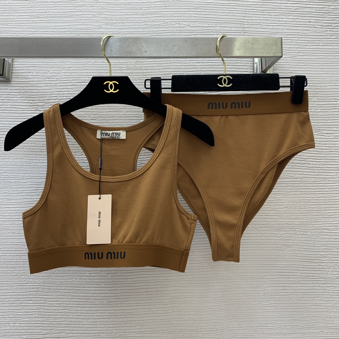 NO:324052,Model number D25030826 MIUMI* Miaojia new set!  Logo webbing splicing to reveal the navel and the small vest with high waisted briefs!  Black, brown, (M size bust 66, hem 58, 28 length; waist 58~68 elastic, 30 trousers),,miumiu,alexander wang19860909款号D25030826 MIUMI*缪家新款套装！logo织带拼接露肚脐小背心高腰三角内裤！黑色、咖色、（M码胸围66,下摆围58,衣长28；腰围58～68松紧,裤长30）,,miumiu,alexander wang,Women's clothing