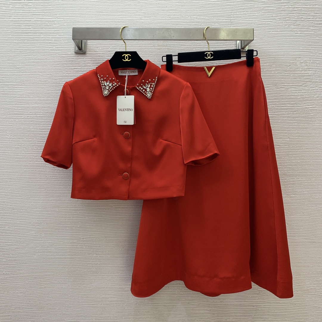 NO:325169,Model number G25031057 VALENTIN*O Warren Home New High-end Edition!  Temperament and fashionable two-piece suit!  Luxury Heavy Industry Diamond-inlass Beaded Collar Buttoned Lapel Short Top Classic V-shaped Accessories High-waisted, Large Swinged Mid-length Skirt!  Black, red, (Size S bust 92, sleeve length 26, 44; waist 70, skirt length 75) hair, valentino, valentino, skirt length 75) hair, valentino, skirt, alexander wang19860909款号G25031057 VALENTIN*O华伦家新款高版本！气质时尚两件套装！奢华重工镶钻钉珠领子系扣翻领短款上衣经典V字配件高腰大摆中长款半身裙！黑色、红色、（S码胸围92,袖长26,衣长44；腰围70,裙长75）发,,valentino,valentino,skirts,alexander wang,Women's clothing