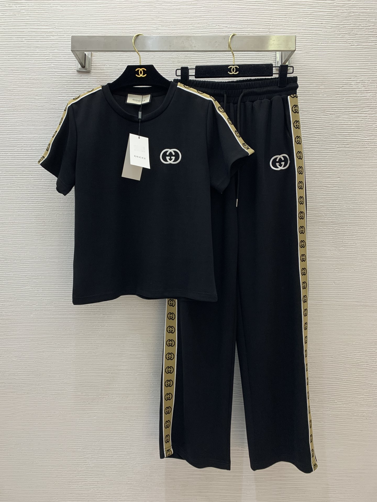 NO:325158,Model number D25031053 GUCC* new model GG webbing splicing sports set on both sides!  Embroidered logo on chest, round neck short-sleeved T-shirt top, drawstring, elastic waist, loose wide-leg trousers!  Black, apricot color, (M size shoulder width 37, bust 100, sleeve length 18, clothing length 58; waist 68 elastic, trousers length 104) hair, gucci, T-shirt, tees, t-shirt, alexander wang19860909款号D25031053 GUCC*新款 两侧GG织带拼接运动套装！胸前刺绣logo圆领短袖t恤上衣抽绳松紧腰宽松阔腿长裤！黑色、杏色、（M码肩宽37,胸围100,袖长18,衣长58；腰围68松紧,裤长104）发,,gucci,T-shirt,tees，t-shirt,alexander wang,Women's clothing