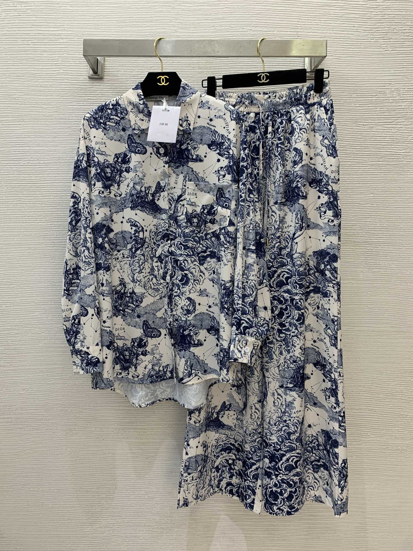 NO:324053,Model number G25030834 Dio* new style Butterfly Flower Print Home Suit Pajama Set!  Single pocket buttoned lapel on the chest, loose and fashionable long-sleeved shirt, loose and versatile, side socket pockets, elastic waist, casual wide-leg pants, trousers!  (M size shoulder width 49, bust 116, sleeve length 55, front garment length 74/80; waist 64 elastic, trousers length 108), dior, alexander wang19860909款号G25030834 Dio*新款 蝴蝶花丛印花居家服睡衣套装！胸前单口袋系扣翻领宽松时尚长袖衬衣宽松百搭两侧插口袋松紧腰休闲阔腿裤长裤！（M码肩宽49,胸围116,袖长55,前衣长74/80；腰围64松紧,裤长108）,,dior,alexander wang,Women's clothing