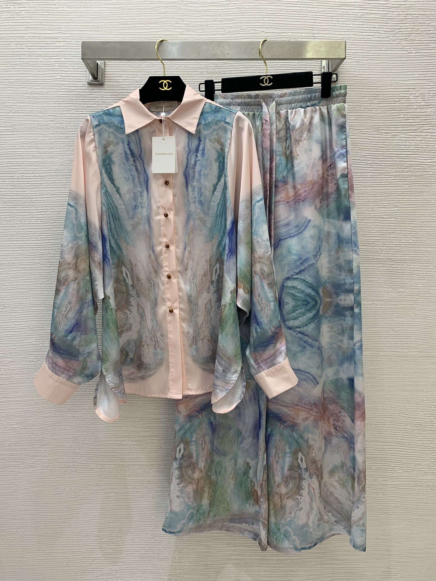 NO:325601,Model number D25031167 ZIMMERMA*N High-end custom smooth silk satin fabric smudge fashion printed two-piece set!  Loose version buttoned lapel long sleeve shirt drawstring elastic waist loose wide-leg pants trousers!  1.2.3.4/SMLXL (M size bust 130, sleeve length 63, clothing length 69; M size waist 70-80 elastic, trousers length 104) hair, alexander wang19860909款号D25031167 ZIMMERMA*N 兹默曼澳洲品牌 高端定制光滑丝缎面料晕染时尚印花两件套装！宽松版系扣翻领长袖衬衣抽绳松紧腰宽松阔腿裤长裤！1.2.3.4/SMLXL（M码胸围130,袖长63,衣长69；M码腰围70～80松紧,裤长104）发,,alexander wang,Women's clothing