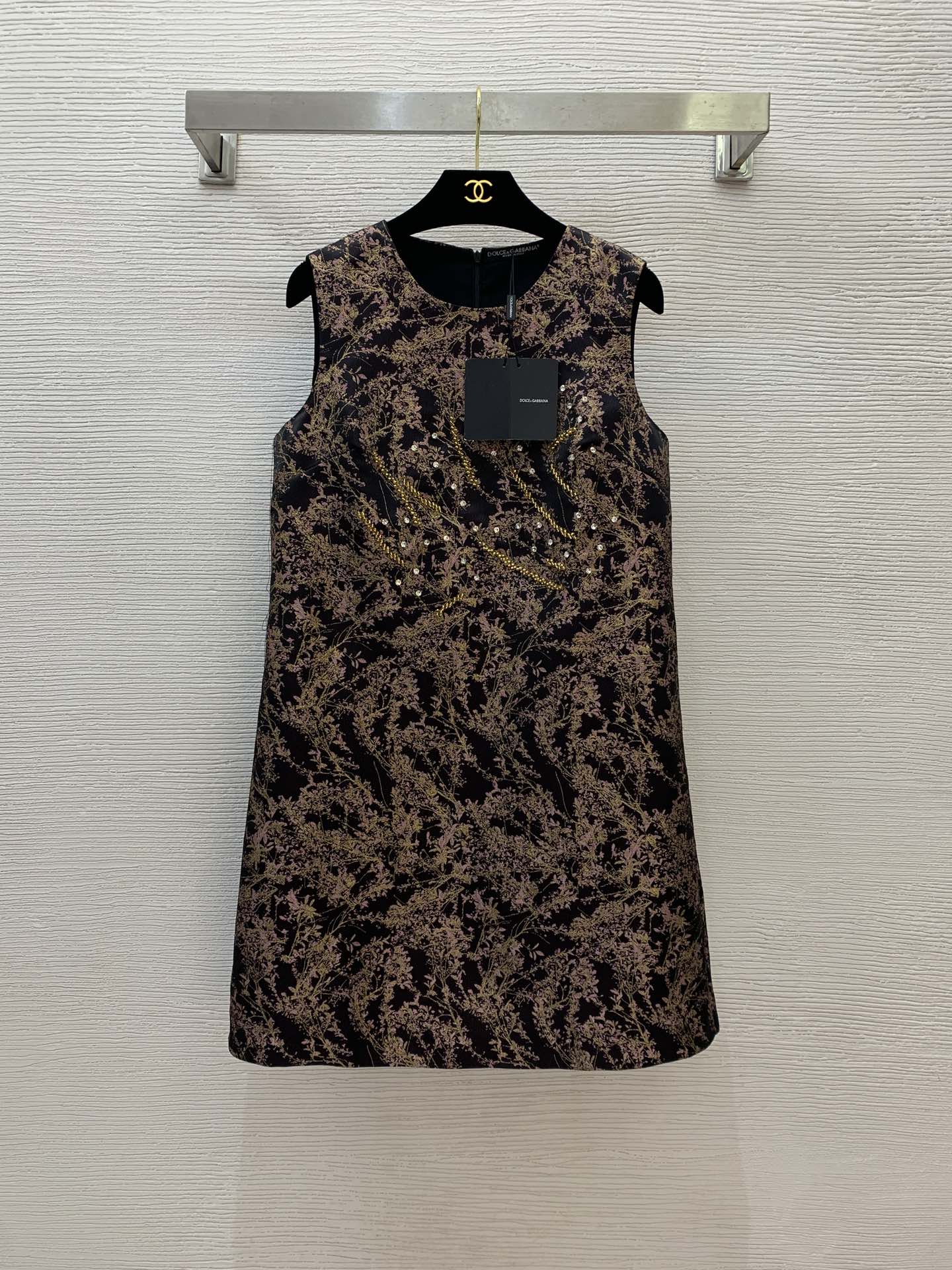 NO:325590,Model number G25031175 Dolce & Gabbana DG* new high-end customization, embossed jacquard fabric, diamond-inlaid beads on the chest, small A-style slim-fit sleeveless vest dress!  (M size bust 82~86, skirt length 88) hair, Dolce & Gabbana, skirts, alexander wang19860909款号G25031175 杜嘉班纳DG*新款高端定制 浮雕提花面料胸前镶钻钉珠装饰小A版型修身显瘦无袖背心连衣裙！（M码胸围82～86,裙长88）发,,Dolce&Gabbana,skirts,alexander wang,Women's clothing