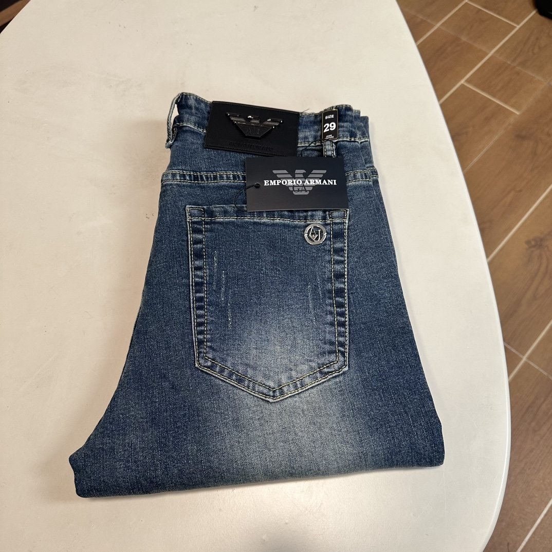 NO:160122,Armani exclusively available for new jeans, high-end version!  Customized fabrics for counters are breathable and comfortable, with impeccable details, and the brand element design concept reflects high quality. The feel is delicate and soft!  It is casually cut, with a great upper body style!  Count 29-38, Armani, jeans, alexander wang19860909阿玛尼 独家专供新款 牛仔裤,高端版本！专柜定制面料 透气舒适度高,细节无可挑剔,品牌元素设计理念,体现高品质.手感细腻柔软！呈现休闲裁剪,上身版型超赞！ 码数29-38,,armani,jeans,alexander wang,Men's clothing