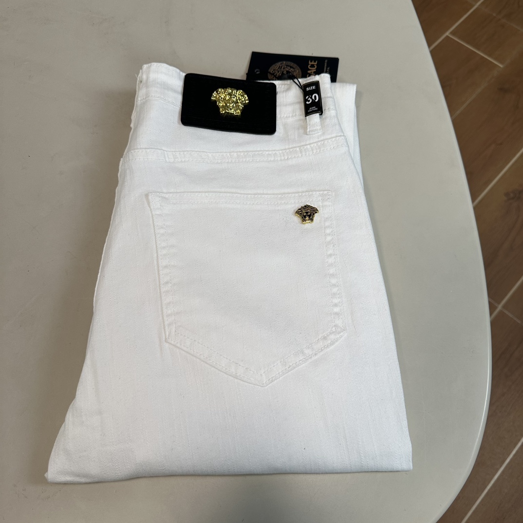 NO:162855,VS Versace exclusively for new jeans, high-end version!  Customized fabrics for counters are breathable and comfortable, with impeccable details, and the brand element design concept reflects high quality. The feel is delicate and soft!  It is casually cut, with a great upper body style!  Count 29-38, versace, jeans, alexander wang19860909VS 范思哲独家专供新款 牛仔裤,高端版本！专柜定制面料 透气舒适度高,细节无可挑剔,品牌元素设计理念,体现高品质.手感细腻柔软！呈现休闲裁剪,上身版型超赞！ 码数29-38,,versace,jeans,alexander wang,Men's clothing