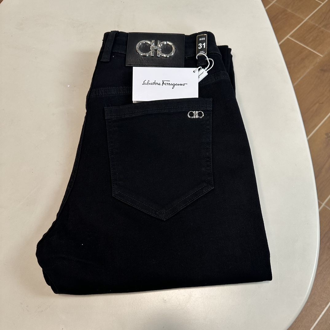 NO:134612,Niche brands exclusively offer new jeans, high-end versions!  Customized fabrics for counters are breathable and comfortable, with impeccable details, and the brand element design concept reflects high quality. The feel is delicate and soft!  It is casually cut, with a great upper body style!  29-38, jeans,alexander wang19860909小众品牌独家专供新款 牛仔裤,高端版本！专柜定制面料 透气舒适度高,细节无可挑剔,品牌元素设计理念,体现高品质.手感细腻柔软！呈现休闲裁剪,上身版型超赞！ 码数29-38,,jeans,alexander wang,Men's clothing