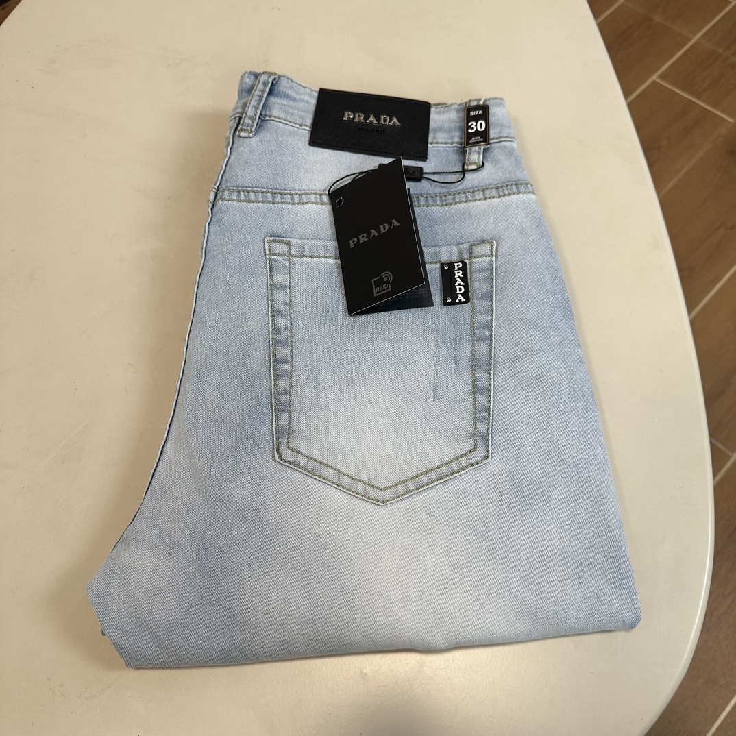NO:134609,PRA Prada exclusively for new jeans, high-end version!  Customized fabrics for counters are breathable and comfortable, with impeccable details, and the brand element design concept reflects high quality. The feel is delicate and soft!  It is casually cut, with a great upper body style!  Count 29-38, prada, prada, jeans, alexander wang19860909PRA 普拉达独家专供新款 牛仔裤,高端版本！专柜定制面料 透气舒适度高,细节无可挑剔,品牌元素设计理念,体现高品质.手感细腻柔软！呈现休闲裁剪,上身版型超赞！ 码数29-38,,prada,prada,jeans,alexander wang,Men's clothing