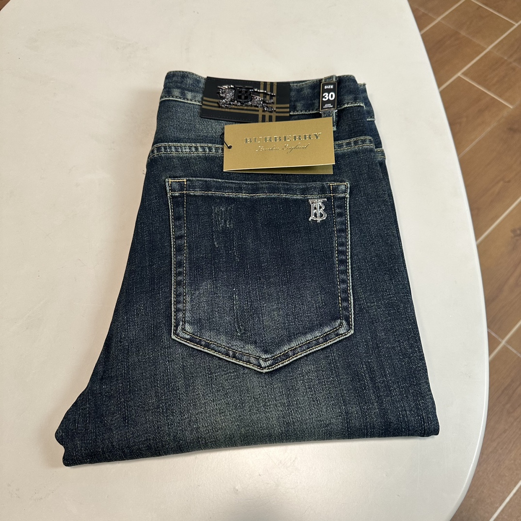 NO:430842,BBR Burberry exclusively offers new jeans, high-end version!  Customized fabrics for counters are breathable and comfortable, with impeccable details, and the brand element design concept reflects high quality. The feel is delicate and soft!  It is casually cut, with a great upper body style!  Count 29-38, burberry, jeans, alexander wang19860909BBR 巴宝莉独家专供新款 牛仔裤,高端版本！专柜定制面料 透气舒适度高,细节无可挑剔,品牌元素设计理念,体现高品质.手感细腻柔软！呈现休闲裁剪,上身版型超赞！ 码数29-38,,burberry,jeans,alexander wang,Men's clothing