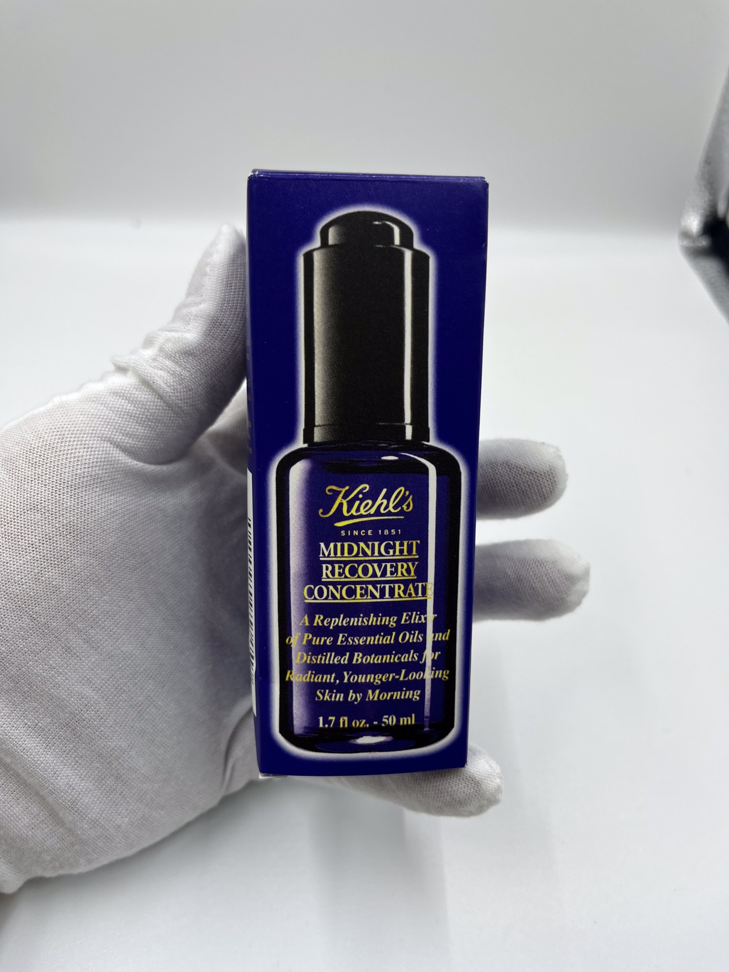 45！ 科颜氏夜间修复精华50ml！对版激光打码！18y806编号！熬夜神器''蓝精灵''一款非常全能的精华，最主要性价比非常高，所以一上市就收到了广大消费者的追捧，尤为适合熬夜和长期面对电脑的肌肤，内含薰衣草精油所以痘痘肌也适用！每天晚…