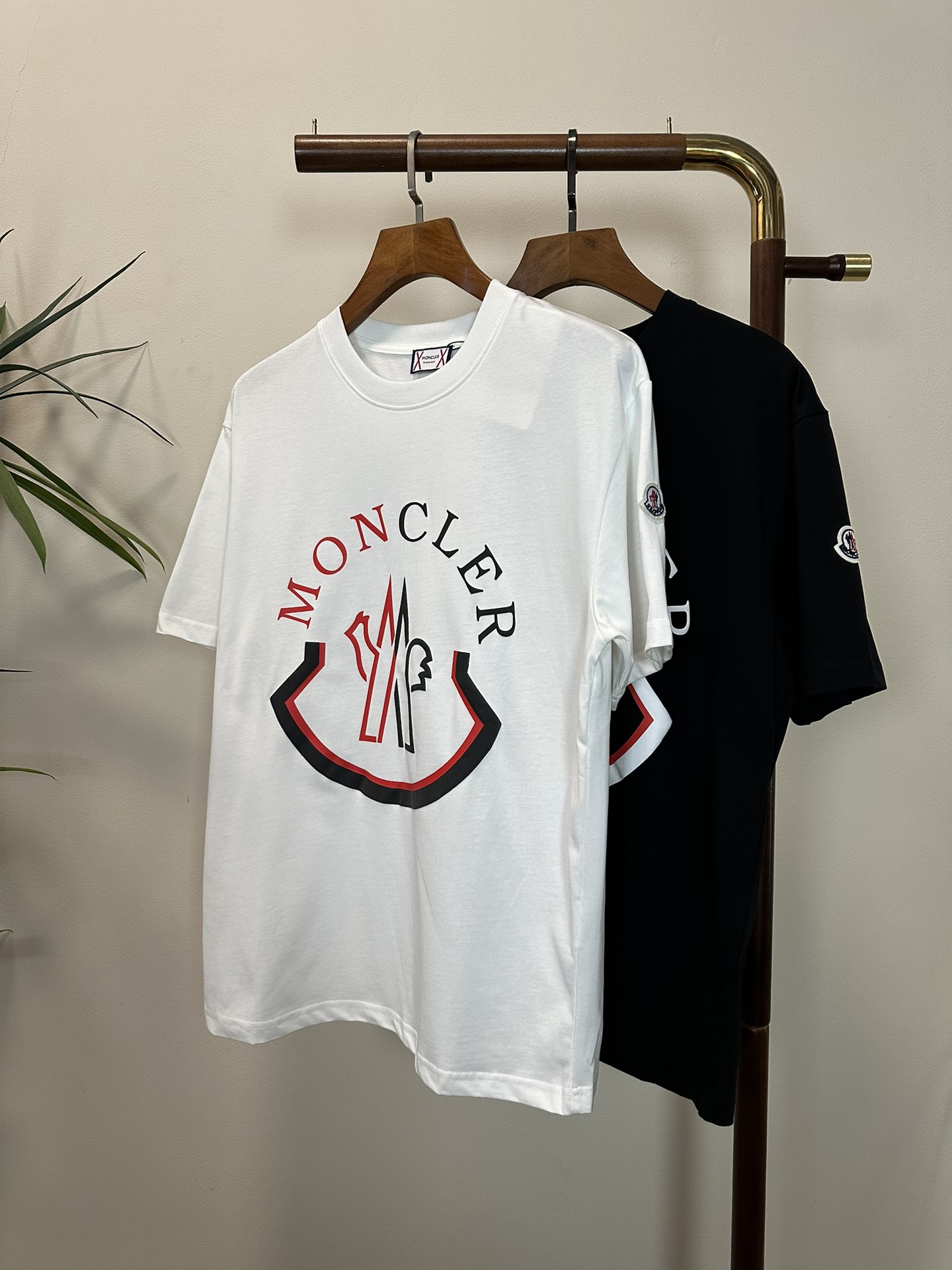 NO:512127,MON 2025 new round neck short-sleeved T-shirt high-end version!  Customized fabrics for counters are breathable and comfortable, with impeccable details, and the brand element design concept reflects high quality. The feel is delicate and soft!  It is casually cut, with a great upper body style!  Code number M-3XL, Moncler, T-shirt,tees, t-shirt,alexander wang19860909MON 蒙口2025新款 圆领 短袖 T恤 高端版本！专柜定制面料 透气舒适度高,细节无可挑剔,品牌元素设计理念,体现高品质.手感细腻柔软！呈现休闲裁剪,上身版型超赞！ 码数M-3XL,,Moncler,T-shirt,tees，t-shirt,alexander wang,Men's clothing