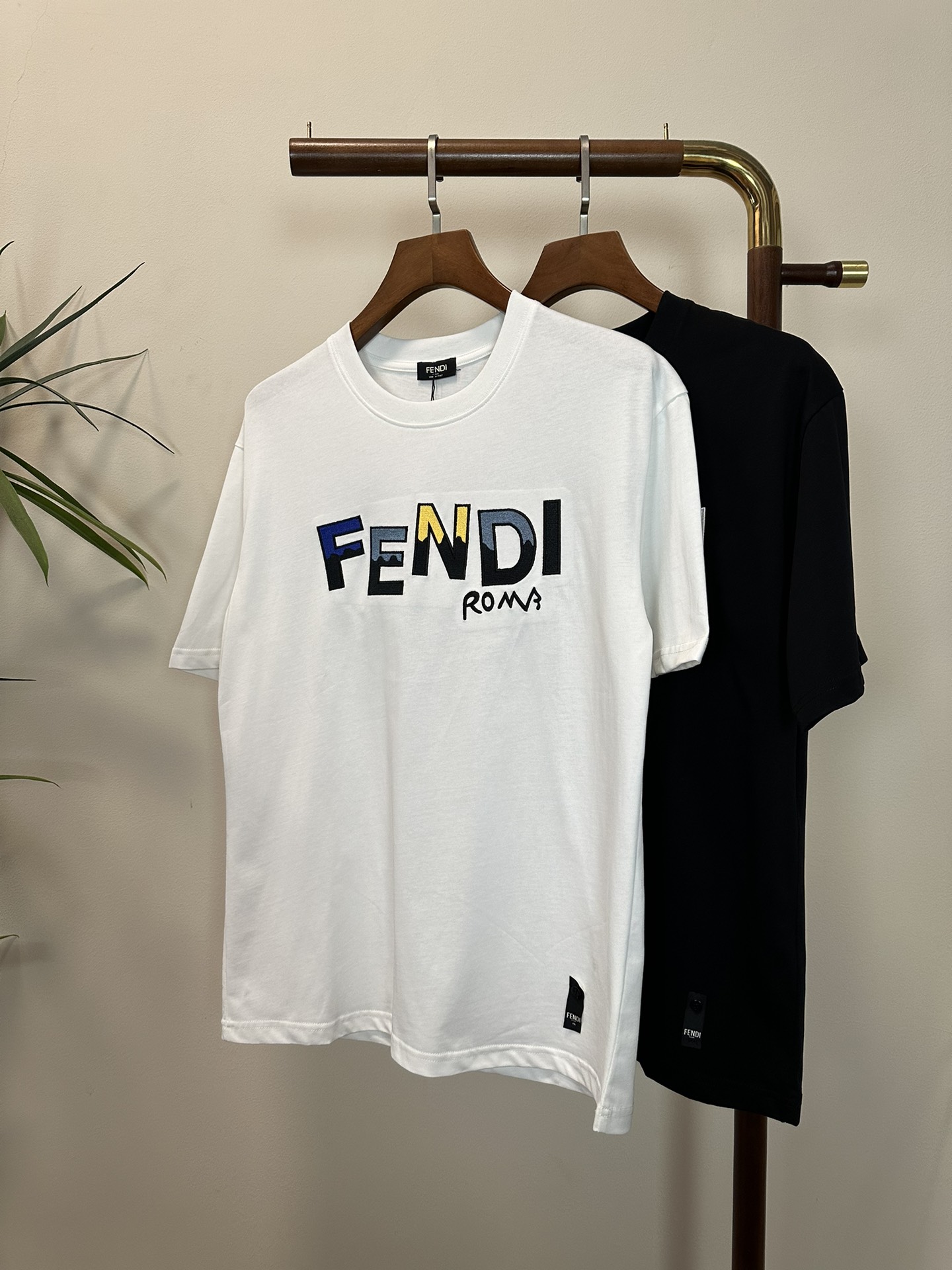 NO:455019,FD Fendi 2025 new round neck short-sleeved T-shirt high-end version!  Customized fabrics for counters are breathable and comfortable, with impeccable details, and the brand element design concept reflects high quality. The feel is delicate and soft!  It is casually cut, with a great upper body style!  Code number M-3XL, fendi, T-shirt, tees, t-shirt, alexander wang19860909FD 芬迪2025新款 圆领 短袖 T恤 高端版本！专柜定制面料 透气舒适度高,细节无可挑剔,品牌元素设计理念,体现高品质.手感细腻柔软！呈现休闲裁剪,上身版型超赞！ 码数M-3XL,,fendi,T-shirt,tees，t-shirt,alexander wang,Men's clothing