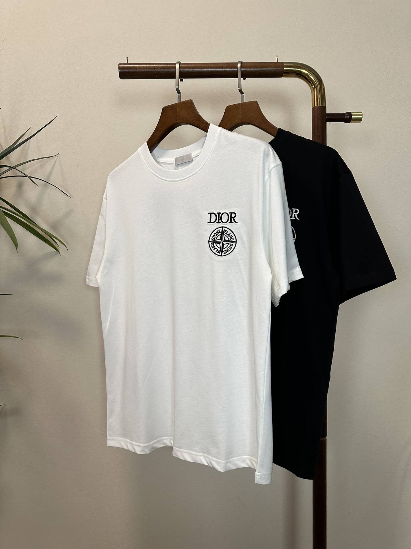 NO:455013,DIOR 2025 new round neck short-sleeved T-shirt high-end version!  Customized fabrics for counters are breathable and comfortable, with impeccable details, and the brand element design concept reflects high quality. The feel is delicate and soft!  It is casually cut, with a great upper body style!  Code number M-3XL, dior,dior,T-shirt,tees,t-shirt,alexander wang19860909DIOR 迪奥2025新款 圆领 短袖 T恤 高端版本！专柜定制面料 透气舒适度高,细节无可挑剔,品牌元素设计理念,体现高品质.手感细腻柔软！呈现休闲裁剪,上身版型超赞！ 码数M-3XL,,dior,dior,T-shirt,tees，t-shirt,alexander wang,Men's clothing