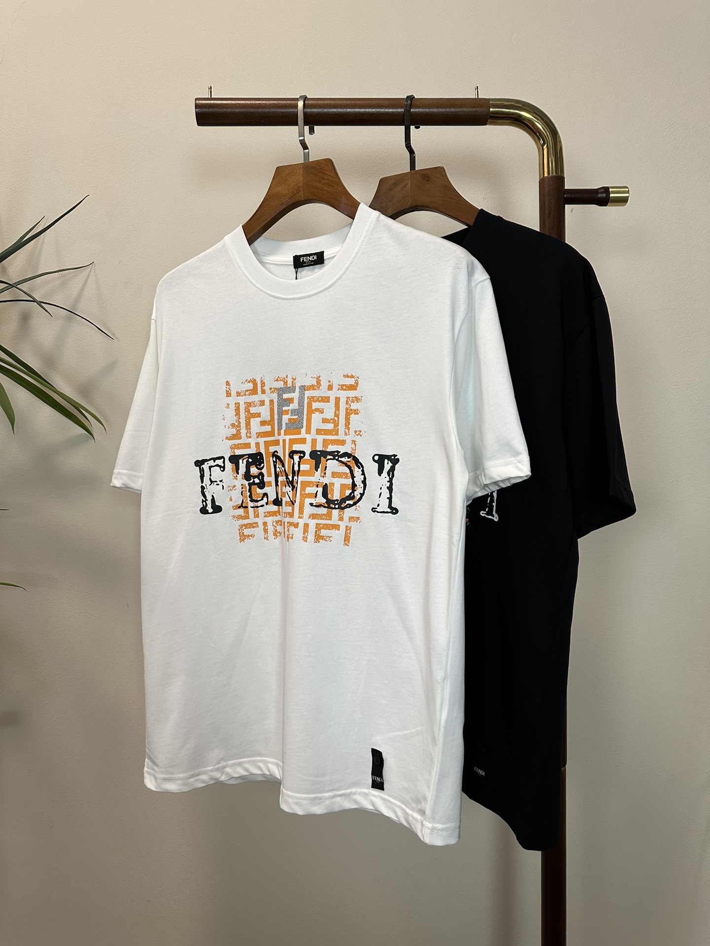 NO:455007,FD Fendi 2025 new round neck short-sleeved T-shirt high-end version!  Customized fabrics for counters are breathable and comfortable, with impeccable details, and the brand element design concept reflects high quality. The feel is delicate and soft!  It is casually cut, with a great upper body style!  Code number M-3XL, fendi, T-shirt, tees, t-shirt, alexander wang19860909FD 芬迪2025新款 圆领 短袖 T恤 高端版本！专柜定制面料 透气舒适度高,细节无可挑剔,品牌元素设计理念,体现高品质.手感细腻柔软！呈现休闲裁剪,上身版型超赞！ 码数M-3XL,,fendi,T-shirt,tees，t-shirt,alexander wang,Men's clothing