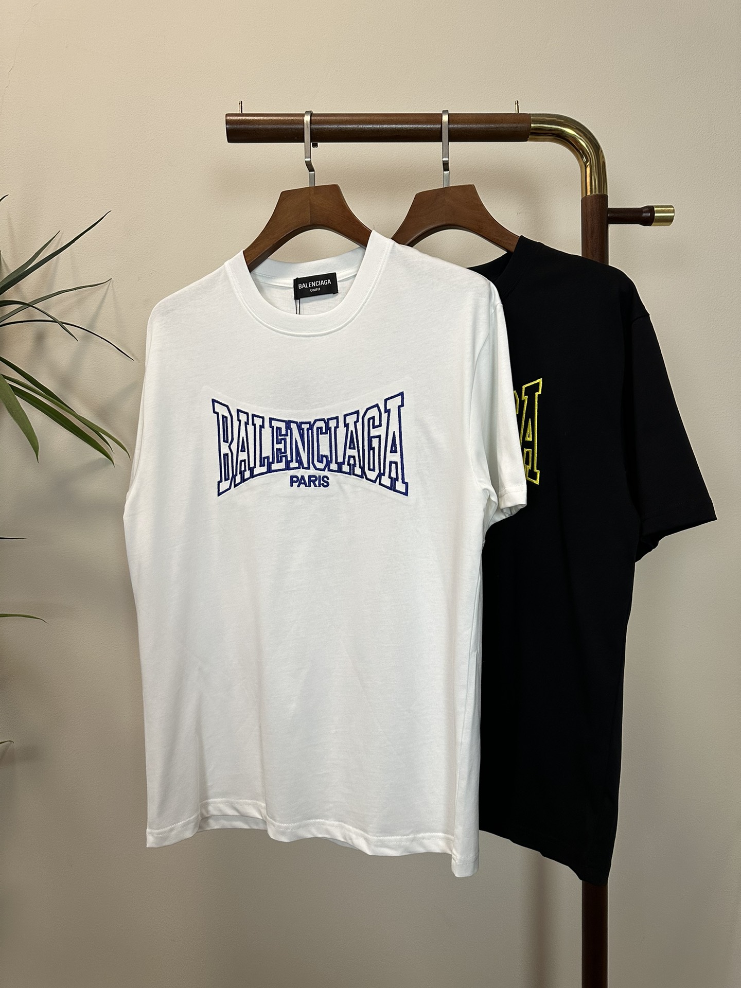 NO:511076,BLCG Balenciaga 2025 new round neck short-sleeved T-shirt high-end version!  Customized fabrics for counters are breathable and comfortable, with impeccable details, and the brand element design concept reflects high quality. The feel is delicate and soft!  It is casually cut, with a great upper body style!  Code number M-3XL, balenciaga, T-shirt,tees, t-shirt,alexander wang19860909BLCG 巴黎世家2025新款 圆领 短袖 T恤 高端版本！专柜定制面料 透气舒适度高,细节无可挑剔,品牌元素设计理念,体现高品质.手感细腻柔软！呈现休闲裁剪,上身版型超赞！ 码数M-3XL,,balenciaga,T-shirt,tees，t-shirt,alexander wang,Men's clothing