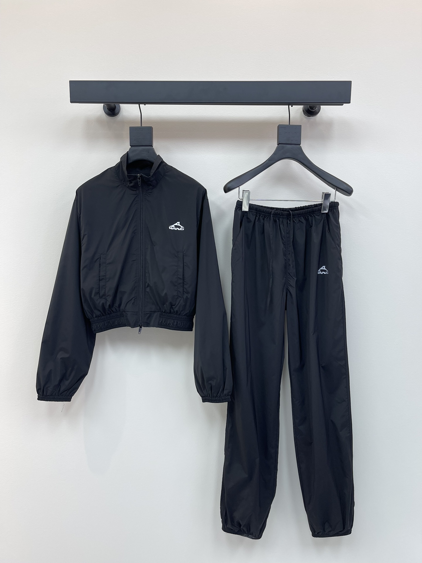 NO:325007,Alexand*r wang 25 early spring latest logo decorative design nylon set, short stand-up collar casual jacket   elastic waist trousers, one set looks so good!  A set of upper body looks taller and has a fashionable aura. It is highly recommended for daily wear. From fabric to details, hardware is exquisite. Details are online. You can layer coats or down jackets on the outside. Comfortable to wear, fashionable, casual and age-reducing. A set for sale. SML A,,alexander wang,jackets & coats,down jacket,alexander wang19860909Alexand*r wang 大王25早春最新款徽标装饰设计尼龙套装 小短款立领休闲外套 松紧腰长裤 一套搭配太好看了！一套上身更加显高起来 自带时髦气场 日常穿搭非常推荐 从面料到细节五金无不精致 细节感在线 外面可以叠穿大衣或者外套羽绒服 穿着舒适 洋气休闲又减龄 一套出售 SML A,,alexander wang,jackets & coats,down jacket,alexander wang,Women's clothing