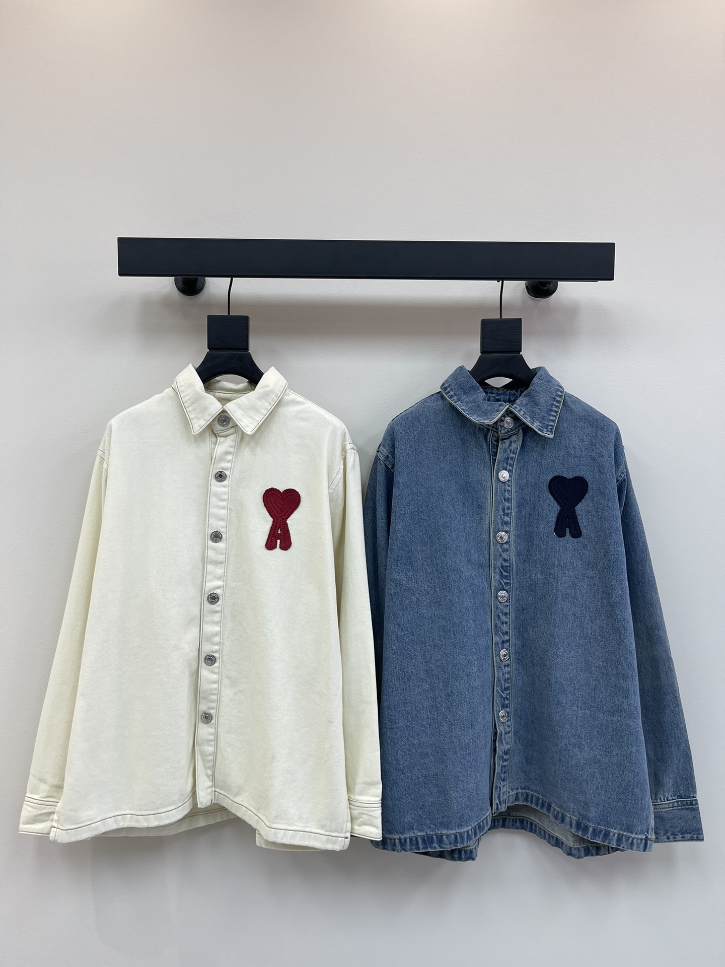 NO:324993,Ami*25 early spring new logo denim shirt jacket Customized YB twill cotton denim material Good breathability Soft and skin-friendly Multi-enzyme washing process Create a natural color rub with dark blue retro base Lapel long-sleeved denim shirt shape Sleeve and elbow grinding effect echoes Retro and fashionable Love A letter logo embellishes one side chest Three-dimensional embroidery rich details without losing sweetness Show brand background Increase styling Relaxing stylish style Easy to highlight fashionable style At random match with skirts and trousers All can make the style look harmonious and high-end SML AA,, skirts, jackets & coats,shirts,alexander wang19860909Ami*25早春新款徽标牛仔衬衫外套 定制YB斜纹棉牛仔材质 透气性佳 柔软亲肤 多重酵素水洗工艺处理 打造深蓝复古为底的自然擦色感 翻领长袖牛仔衬衫造型 袖肘磨白效果呼应 复古又时尚 爱心A字字母徽标点缀单侧胸前 立体绣花丰富细节不失甜美 彰显品牌底蕴 增加造型感 轻松突出时髦洋气格调 随意搭配裙装裤装 都能显得风格协调高级 SML AA,,skirts,jackets & coats,shirts,alexander wang,Women's clothing