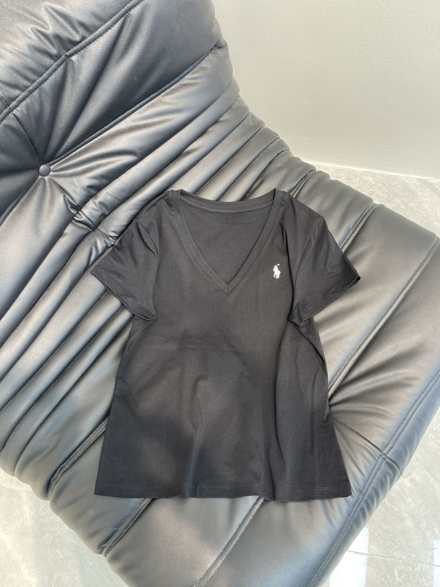 NO:325016,Ralph Laure*polo25 spring and summer new products, new products, chest embroidery pattern, round neck V-neck short-sleeved T-shirt, classic war horse pattern embroidery is beautiful and more durable, soft and comfortable fabric, slim and slim, versatile and easy to wear, fresh and simple outfit, really loves the fresh and simple outfit, very much is needed for daily outfits SML AA,,loro piana,T-shirt,tees,t-shirt,alexander wang19860909Ralph Laure*拉夫*polo25春夏新品新品胸前刺绣图案圆领V领短袖T恤 经典战马图案刺绣美观的同时更经久耐穿 面料柔软舒适 版型上身修身显瘦 百搭大气又好穿 清新简约的穿搭真的很爱 日常穿搭太需要了 SML AA,,loro piana,T-shirt,tees，t-shirt,alexander wang,Women's clothing