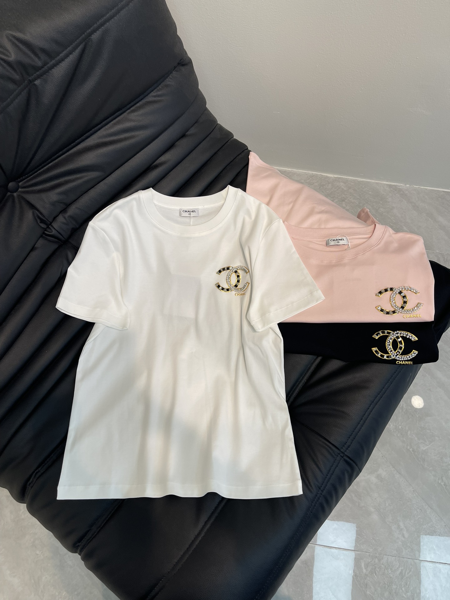NO:324999,Chane*25 spring and summer new nail drill short-sleeved T-shirt, high-end imported mercerized cotton fabric, the classic style is versatile and not picky, and the upper body is very beautiful!  SML, chanel, T-shirt,tees, t-shirt,alexander wang19860909Chane*25春夏新款钉钻短袖T恤,高级进口丝光棉面料,经典版型百搭不挑人,上身非常漂亮！SML,,chanel,T-shirt,tees，t-shirt,alexander wang,Women's clothing