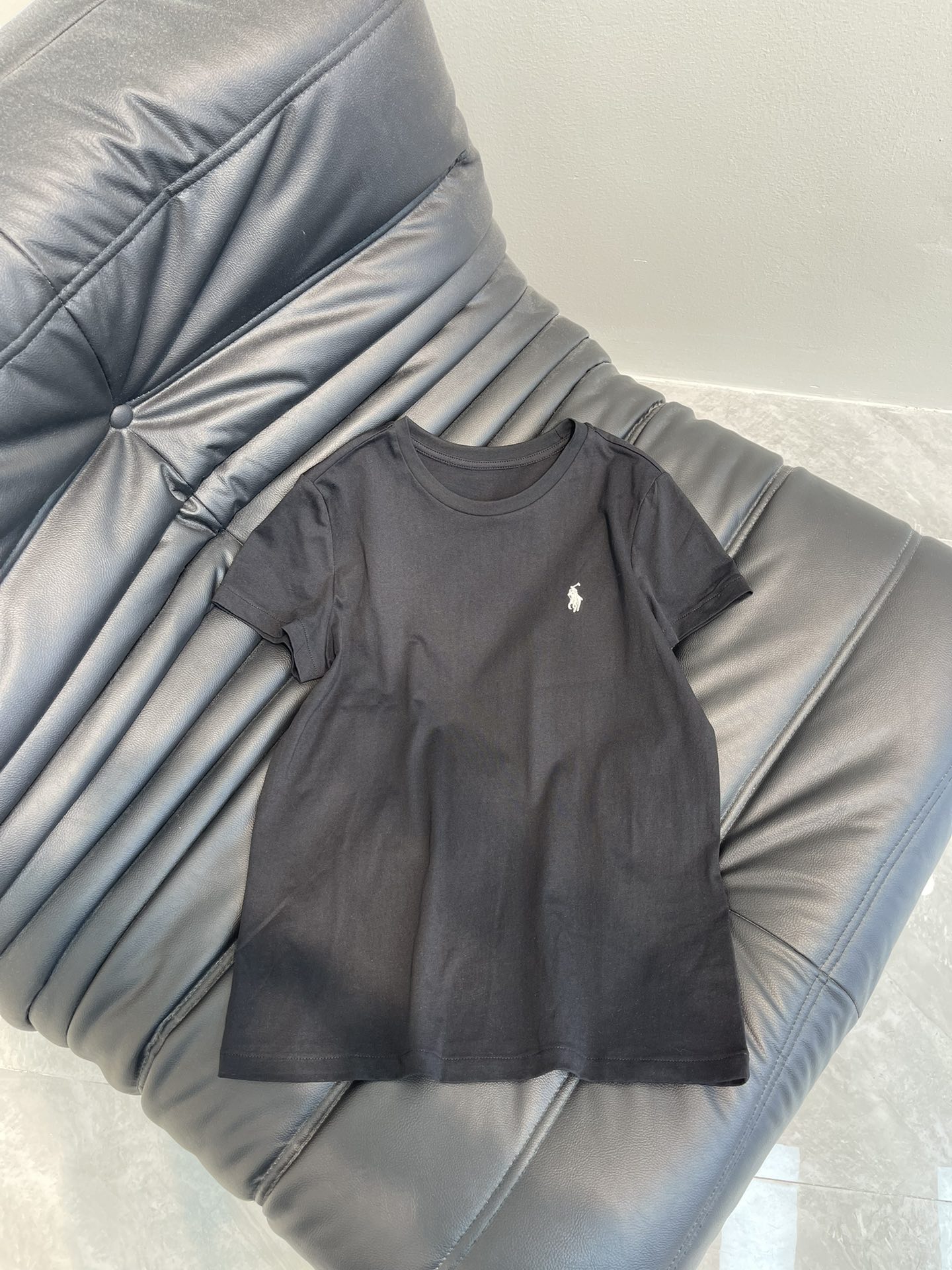 NO:325010,Ralph Laure*polo25 spring and summer new chest embroidery pattern round neck short-sleeved T-shirt. Classic war horse pattern embroidery is beautiful and more durable. The fabric is soft and comfortable. The upper body is slim and slim. It is versatile and elegant and easy to wear. Fresh and simple outfits are really loved. Daily outfits are very needed. SML A,,loro piana,T-shirt,tees,t-shirt,alexander wang19860909Ralph Laure*拉夫*polo25春夏新品胸前刺绣图案圆领短袖T恤 经典战马图案刺绣美观的同时更经久耐穿 面料柔软舒适 版型上身修身显瘦 百搭大气又好穿 清新简约的穿搭真的很爱 日常穿搭太需要了 SML A,,loro piana,T-shirt,tees，t-shirt,alexander wang,Women's clothing