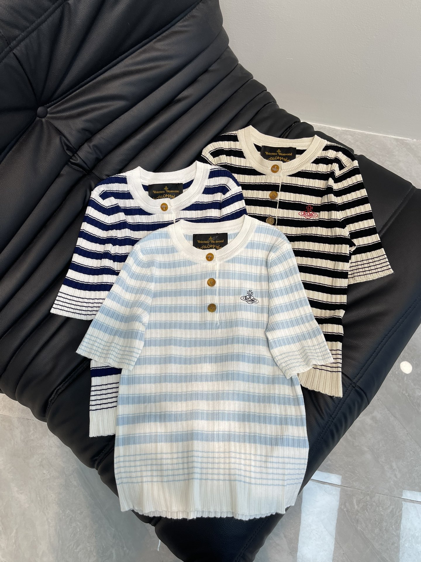 NO:325002,Viviene Westwoo* Queen Mother Cities 25 new Saturn embroidered round-neck striped short-sleeved knit top!  Custom imported Tennis wool knitted material, breathable and comfortable, full texture, button adjustment design on the half-opening of the chest, black and white stripes are intertwined, white threaded edging treatment on the neckline cuffs, adding layered texture, iconic embroidery logo embellishment on the chest, highlighting the brand tone, surface auxiliary material development, round neck short-sleeved top cut, the upper body presents a casual and lazy outfit style, single wear inner wear is high-end and age-reducing!  SML A, T-shirt,alexander wang19860909VivieneWestwoo*西太后25新款土星刺绣圆领条纹短袖针织上衣！定制进口天丝羊毛针织材质 透气舒适 质感十足 胸前半开襟处点缀纽扣调节设计 通体黑白条纹粗细交错 领口袖口衣摆白色螺纹包边处理 增添造型层次感 胸前标志性刺绣徽标点缀 彰显品牌调性 面辅料开发 圆领短袖上衣剪裁 上身呈现休闲慵懒的穿搭格调感 单穿内搭高级减龄！SML A,,T-shirt,alexander wang,Women's clothing