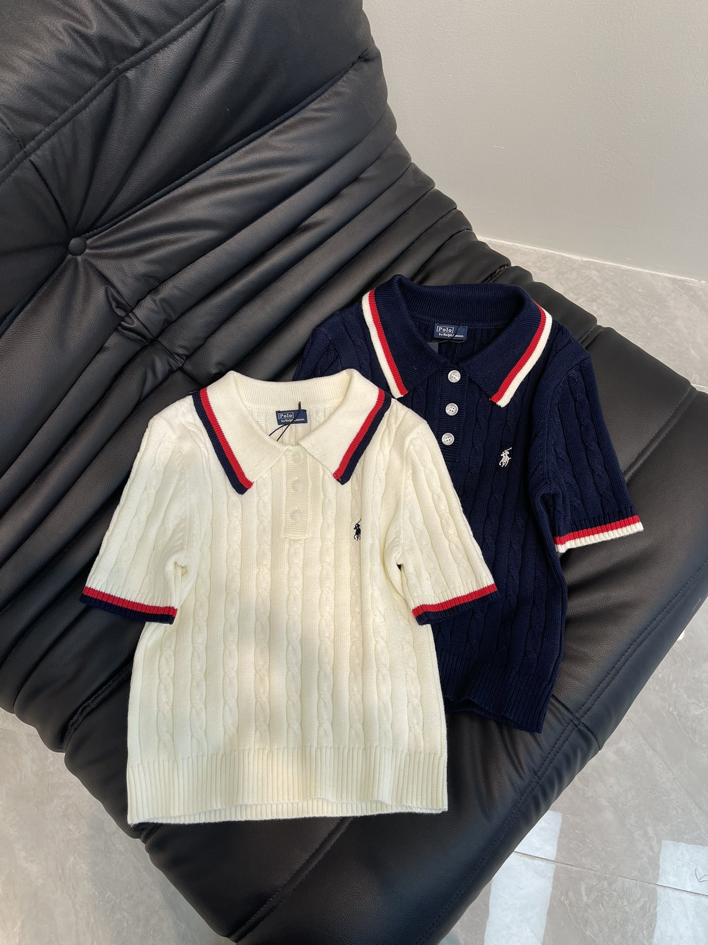 NO:325008,Ralph lauren pol 25 new twist crochet knitted lapel short-sleeved top!  Customized YB wool material, density thick knitted, crocheted with twisted patterns, rich layers, and lazy and relaxed. The classic embroidered pony logo on the chest adds a high-end and fashionable feeling to the outfit. Regular style, inclusive figure, fashionable dressing style!  SML AA, loro piana, T-shirt, alexander wang19860909Ralph lauren pol*拉夫25新款麻花钩织针织翻领短袖上衣！定制YB羊毛材质 密度粗针织造 通体麻花纹路钩织 层次丰富 穿出慵懒松弛感 胸前经典刺绣小马logo给穿搭增添高级时尚感 常规版型 包容身材 穿搭风格时髦！SML AA,,loro piana,T-shirt,alexander wang,Women's clothing