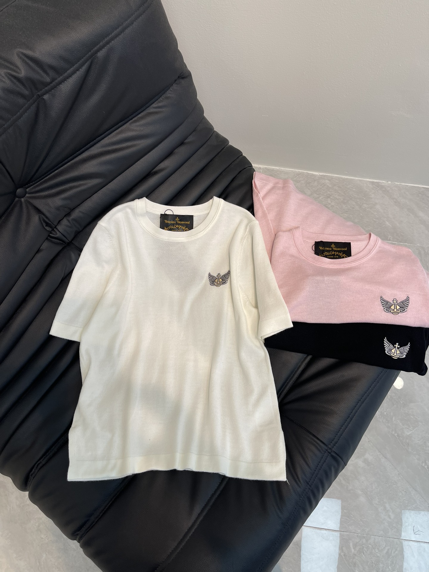 NO:325011,160Viviene Westwoo* Queen Mother Cities 25 new Saturn embroidered knitted short-sleeved top!  Custom imported knitted material with high-quality texture. Round neck knitted short-sleeved tailoring. The chest embroidered Saturn logo is eye-catching and full of points. It easily shows the brand tone!  SML AA, T-shirt,alexander wang19860909160VivieneWestwoo*西太后25新款土星刺绣针织短袖上衣！定制进口针织材质 质感高级 圆领针织短袖剪裁 胸前刺绣土星徽标吸睛满分 轻松彰显品牌调性！SML AA,,T-shirt,alexander wang,Women's clothing