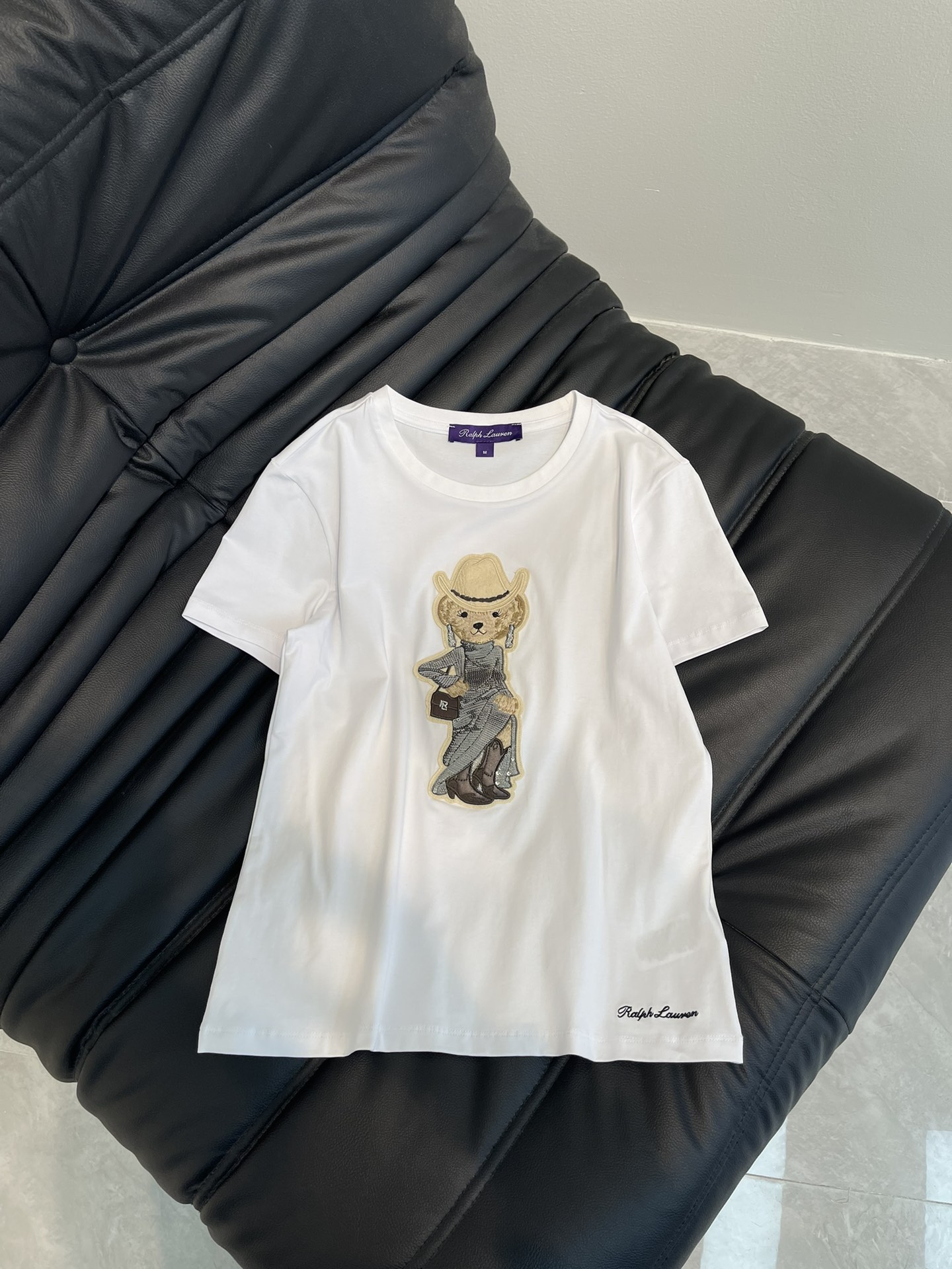 NO:325014,Ralph Laure*polo25 spring and summer new heavy industry evening dress sequin bear short-sleeved T-shirt. The fabrics are all selected high-quality cotton materials, which are particularly comfortable, soft and breathable. Whether it is color, embroidery or fabric feel, they are all great!  The super exquisite embroidery bear on the chest is not a simple embroidery, but it is composed of multiple craftsmanship!  It has a three-dimensional feeling!  It is quite heavy industry. The small round neck is well-fitted and well-tailored and simple outline!  Paired with interesting bear pattern embroidery, it complements each other~ Paired with jeans and skirts are very nice and slim and elegant! The upper body looks full~ S-XL AA,,loro piana, skirts, jeans, T-shirt, tees, t-shirt, alexander wang19860909Ralph Laure*拉夫*polo25春夏新款重工晚礼服亮片小熊短袖T恤.面料都是精选优质棉料,特别舒适、柔软,透气.无论是颜色还是刺绣或者面料手感,都是超棒的！胸前超精致刺绣小熊,它不是简单的刺绣上的,是有多种工艺组成！是有立体感觉！可谓相当的重工了.小圆领合身有致的剪裁,和简单的轮廓得体大方！搭配趣味的小熊图案刺绣,简直相得益彰～搭配牛仔裤半裙都很nice显瘦且有气质!上身颜值拉满～ S-XL AA,,loro piana,skirts,jeans,T-shirt,tees，t-shirt,alexander wang,Women's clothing