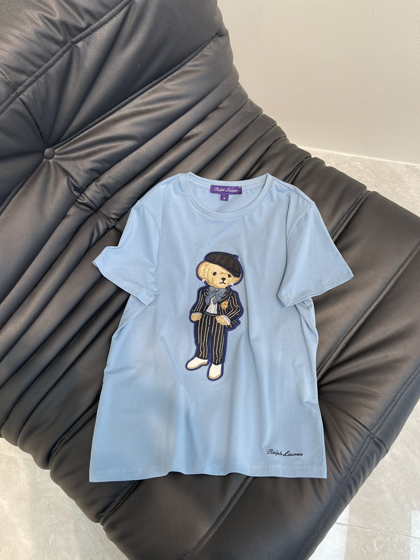 NO:325024,Ralph Laure*polo25 Spring and Summer New Heavy Industry Blue Vertical Stripe Bear Short-Sleeve T-shirt. The fabrics are all selected high-quality cotton materials, which are particularly comfortable, soft and breathable. Whether it is color, embroidery or fabric feel, they are superb!  The super exquisite embroidery bear on the chest is not a simple embroidery, but it is composed of multiple craftsmanship!  It has a three-dimensional feeling!  It is quite heavy industry. The small round neck is well-fitted and well-tailored and simple outline!  Paired with interesting bear pattern embroidery, it complements each other~ Paired with jeans and skirts are very nice and slim and elegant! The upper body looks full~ S-XL AA,,loro piana, skirts, jeans, T-shirt, tees, t-shirt, alexander wang19860909Ralph Laure*拉夫*polo25春夏新款重工蓝色竖条纹小熊短袖T恤.面料都是精选优质棉料,特别舒适、柔软,透气.无论是颜色还是刺绣或者面料手感,都是超棒的！胸前超精致刺绣小熊,它不是简单的刺绣上的,是有多种工艺组成！是有立体感觉！可谓相当的重工了.小圆领合身有致的剪裁,和简单的轮廓得体大方！搭配趣味的小熊图案刺绣,简直相得益彰～搭配牛仔裤半裙都很nice显瘦且有气质!上身颜值拉满～ S-XL AA,,loro piana,skirts,jeans,T-shirt,tees，t-shirt,alexander wang,Women's clothing
