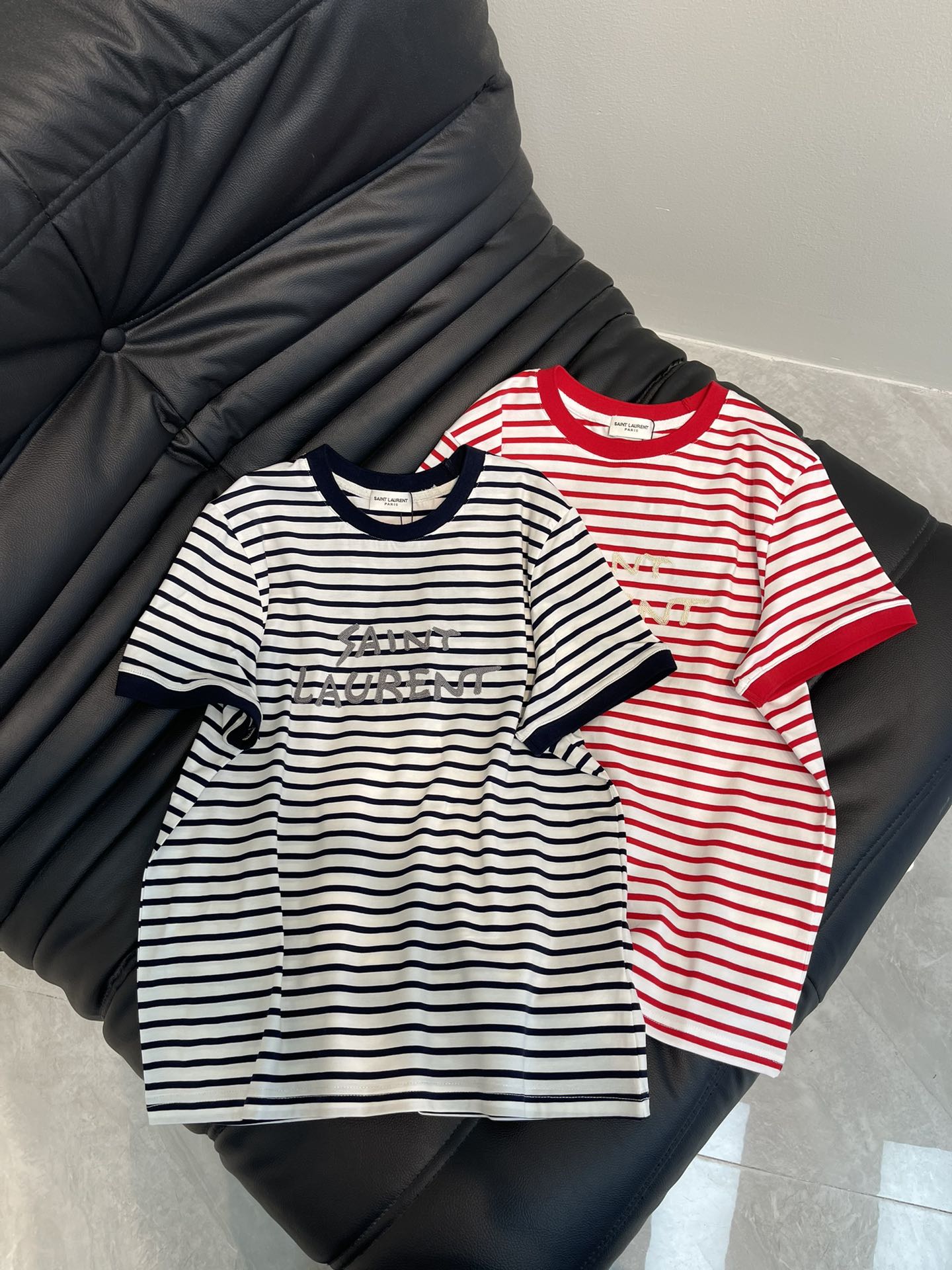 NO:325036,YSL*25 spring and summer new striped embroidered letter short-sleeved T-shirt, haute couture fabric, skin-friendly, breathable and comfortable, iconic classic embroidered letter design, striped design age-reducing girl, classic style versatile and not picky, versatile items, high quality √ high version √ full three standards √ SML AA,,saint laurent,T-shirt,tees,t-shirt,alexander wang19860909YSL*25春夏新款条纹刺绣字母短袖T恤 高定面料 亲肤透气舒适 标志性经典刺绣字母设计 条纹设计减龄少女 经典版型百搭不挑人 百搭单品 高品质√高版本√三标齐全√ SML AA,,saint laurent,T-shirt,tees，t-shirt,alexander wang,Women's clothing