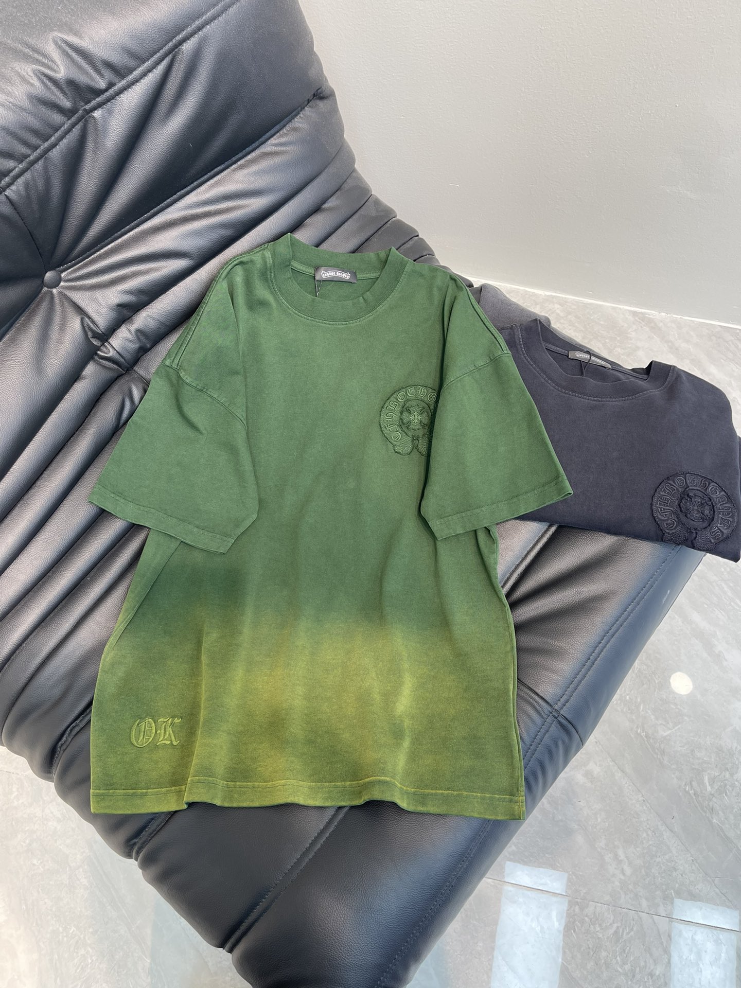 NO:325026,Chrome Heart* 25 spring and summer new patch cross-label short-sleeved T-shirt. The wash fabric is uniquely designed and combines the brand's fashion elements. It is presented with exquisite patch embroidery. The cross-section shows the beauty of art. Each needle and thread reveals delicateness and ingenuity. The pattern combines retro and mysterious elements, making people feel a unique artistic charm and cultural heritage. This patch embroidered T-shirt can make you the focus, easily control various styles, and show your personality. S-XL AA,,chrome hearts,chrome hearts, T-shirt,tees, t-shirt,alexander wang19860909Chrome Heart*克罗心25春夏新款贴布十字标短袖T恤. 水洗面料,设计独特,融合了品牌的时尚元素,以精致的贴布绣呈现,十字交错间尽显艺术之美,每一针一线都透露着细腻与匠心.图案融合了复古与神秘元素, 让人感受到一种独特的艺术魅力与文化底蕴.这款贴布绣T恤都能让你成为焦点,轻松驾驭各种风格,展现个性魅力.S-XL AA,,chrome hearts,chrome hearts,T-shirt,tees，t-shirt,alexander wang,Women's clothing