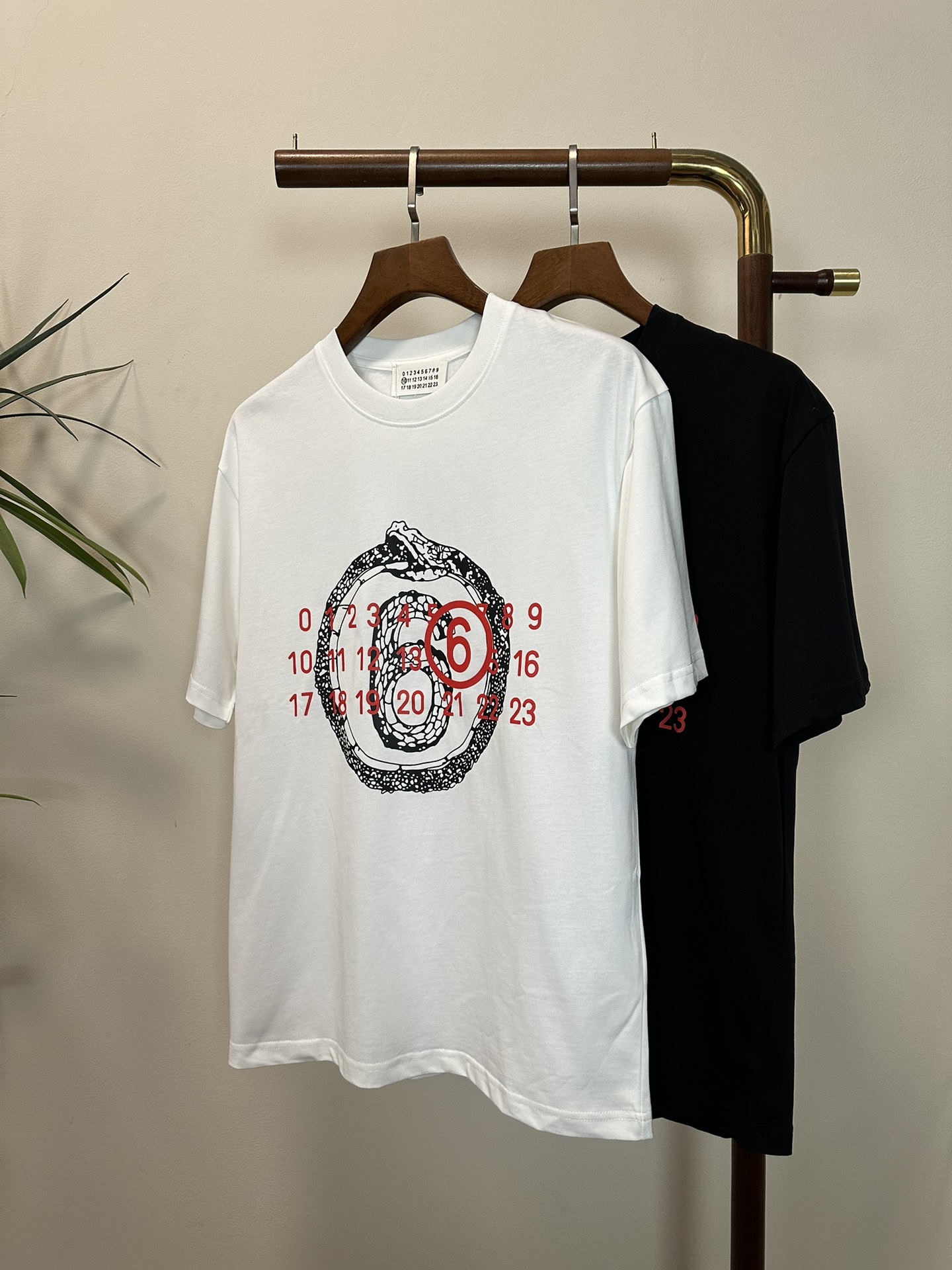 NO:465295,MM6 Magira 2025 new round neck short-sleeved T-shirt high-end version!  Customized fabrics for counters are breathable and comfortable, with impeccable details, and the brand element design concept reflects high quality. The feel is delicate and soft!  It is casually cut, with a great upper body style!  Code number M-3XL,,masion margiela,masion margiela,T-shirt,tees,t-shirt,alexander wang19860909MM6 马吉拉2025新款 圆领 短袖 T恤 高端版本！专柜定制面料 透气舒适度高,细节无可挑剔,品牌元素设计理念,体现高品质.手感细腻柔软！呈现休闲裁剪,上身版型超赞！ 码数M-3XL,,masion margiela,masion margiela,T-shirt,tees，t-shirt,alexander wang,Men's clothing