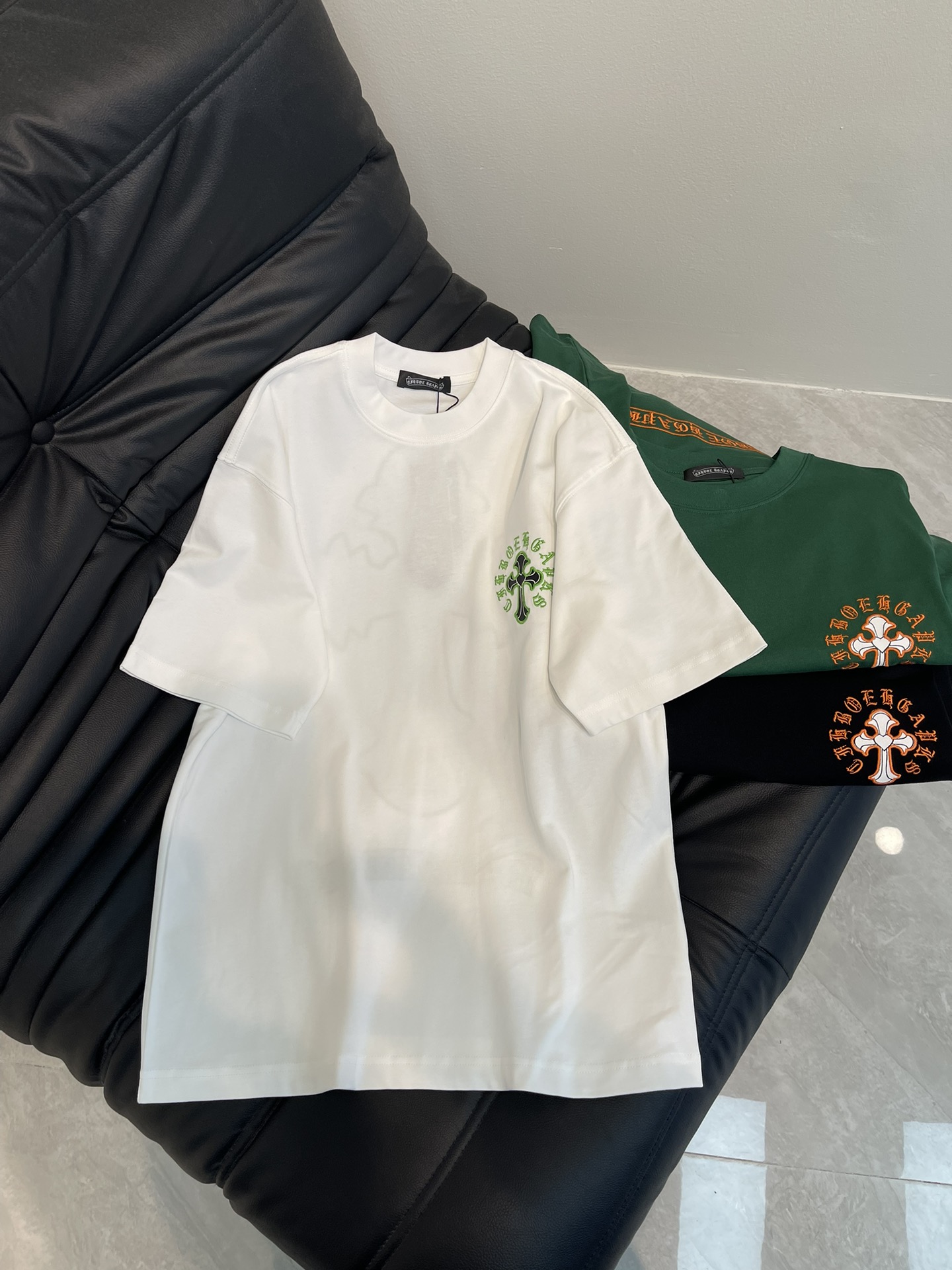 NO:325028,Chrome Heart* 25 spring and summer new embroidered cross-mark short-sleeved T-shirt. The wash fabric is uniquely designed and combines the brand's fashion elements, presented with exquisite embroidery, showing the beauty of art in the cross, and each stitch reveals delicateness and ingenuity. The pattern combines retro and mysterious elements, making people feel a unique artistic charm and cultural heritage. This T-shirt can make you the focus, easily control various styles, and show your personality charm. S-XL AA,,chrome hearts,chrome hearts, T-shirt,tees, t-shirt,alexander wang19860909Chrome Heart*克罗心25春夏新款刺绣十字标短袖T恤. 水洗面料,设计独特,融合了品牌的时尚元素,以精致的刺绣呈现,十字交错间尽显艺术之美,每一针一线都透露着细腻与匠心.图案融合了复古与神秘元素, 让人感受到一种独特的艺术魅力与文化底蕴.这款T恤都能让你成为焦点,轻松驾驭各种风格,展现个性魅力.S-XL AA,,chrome hearts,chrome hearts,T-shirt,tees，t-shirt,alexander wang,Women's clothing