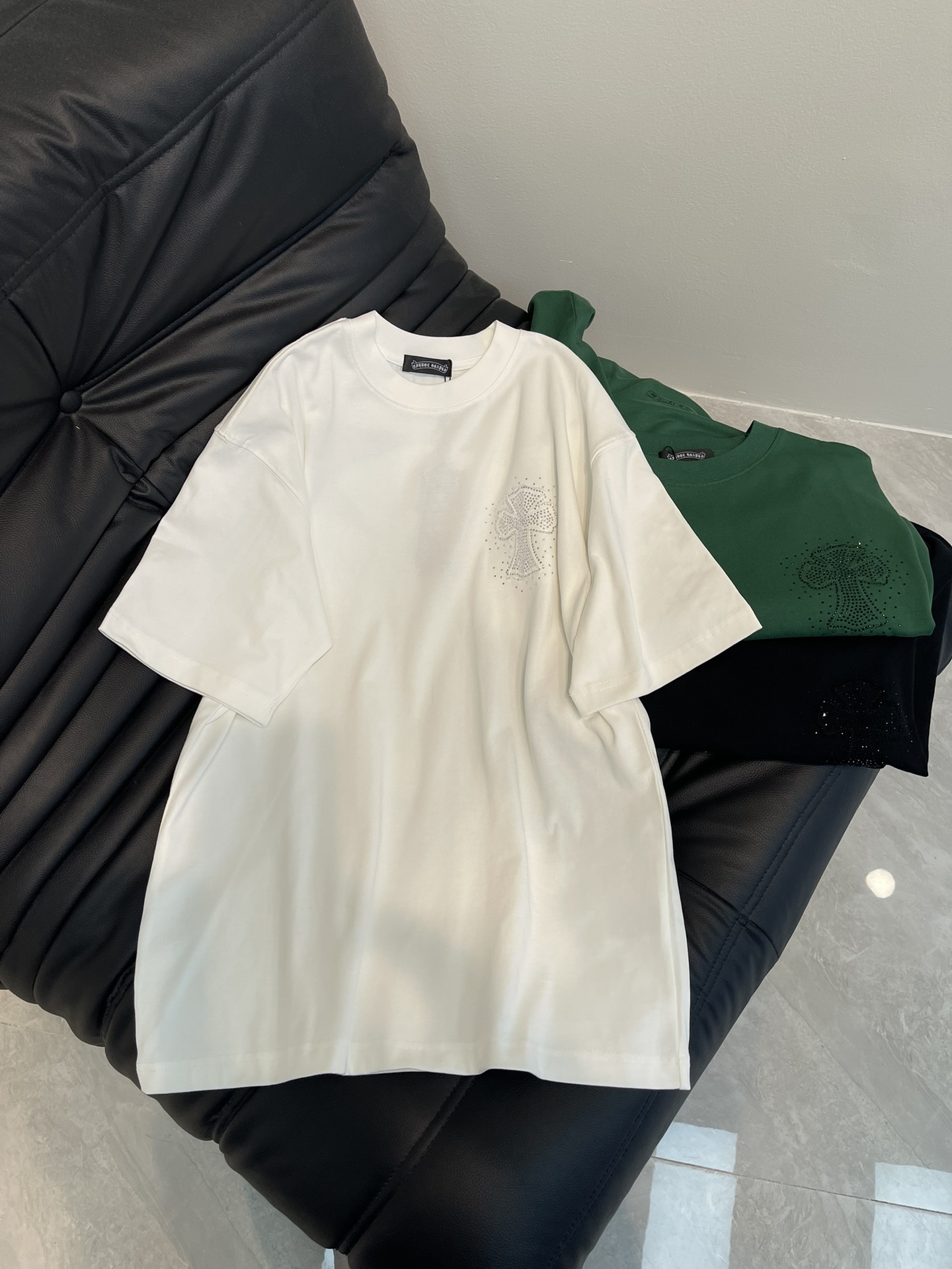 NO:325032,Chrome Heart* 25 spring and summer new iron diamond embroidered cross-label short-sleeved T-shirt. The wash fabric is uniquely designed and combines the brand's fashion elements. It is presented with exquisite iron diamond technology, showing the beauty of art in the cross. The pattern combines retro and mysterious elements, making people feel a unique artistic charm and cultural heritage. This T-shirt can make you the focus, easily control various styles, and show your personality charm. The same style as men and women!  S-XL AA, chrome hearts, chrome hearts, T-shirt, tees, t-shirt, alexander wang19860909Chrome Heart*克罗心25春夏新款烫钻刺绣十字标短袖T恤. 水洗面料,设计独特,融合了品牌的时尚元素,以精致的烫钻工艺呈现,十字交错间尽显艺术之美.图案融合了复古与神秘元素, 让人感受到一种独特的艺术魅力与文化底蕴.这款T恤都能让你成为焦点,轻松驾驭各种风格,展现个性魅力.男女同款！S-XL AA,,chrome hearts,chrome hearts,T-shirt,tees，t-shirt,alexander wang,Women's clothing