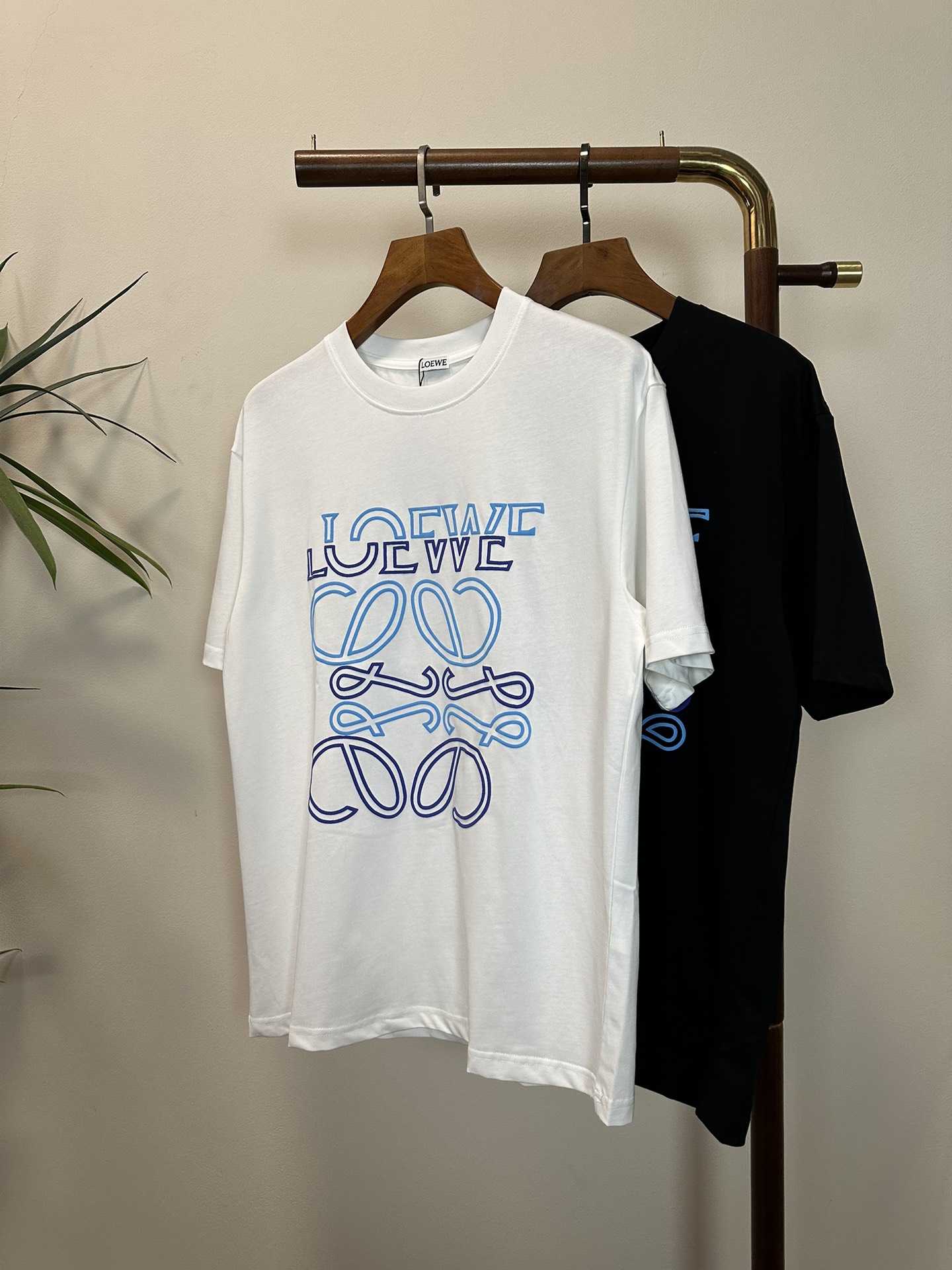 NO:465288,LOE 2025 new round neck short-sleeved T-shirt high-end version!  Customized fabrics for counters are breathable and comfortable, with impeccable details, and the brand element design concept reflects high quality. The feel is delicate and soft!  It is casually cut, with a great upper body style!  Code number M-3XL, loewe, loewe, T-shirt,tees, t-shirt,alexander wang19860909LOE 罗意威2025新款 圆领 短袖 T恤 高端版本！专柜定制面料 透气舒适度高,细节无可挑剔,品牌元素设计理念,体现高品质.手感细腻柔软！呈现休闲裁剪,上身版型超赞！ 码数M-3XL,,loewe,loewe,T-shirt,tees，t-shirt,alexander wang,Men's clothing