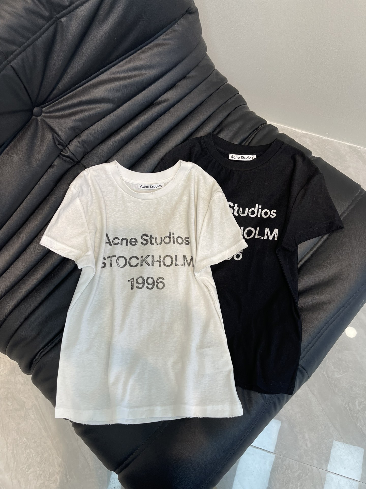 NO:324984,Acne25 Spring and Summer New Style is a 1996 small short-sleeved T-shirt. Why is this so popular?  Acne 1996 short-sleeved YYDS has really swept the fashion circle in the past two years. The old-fashioned washing, dirty feeling, and beggar style have become synonymous with high-end feeling. Why is this short-sleeved so popular?  The same style as G-Dragon, with a bit of street handsomeness, it will taste like that when you wear it casually, it is old-fashioned and washed, and comes with a 