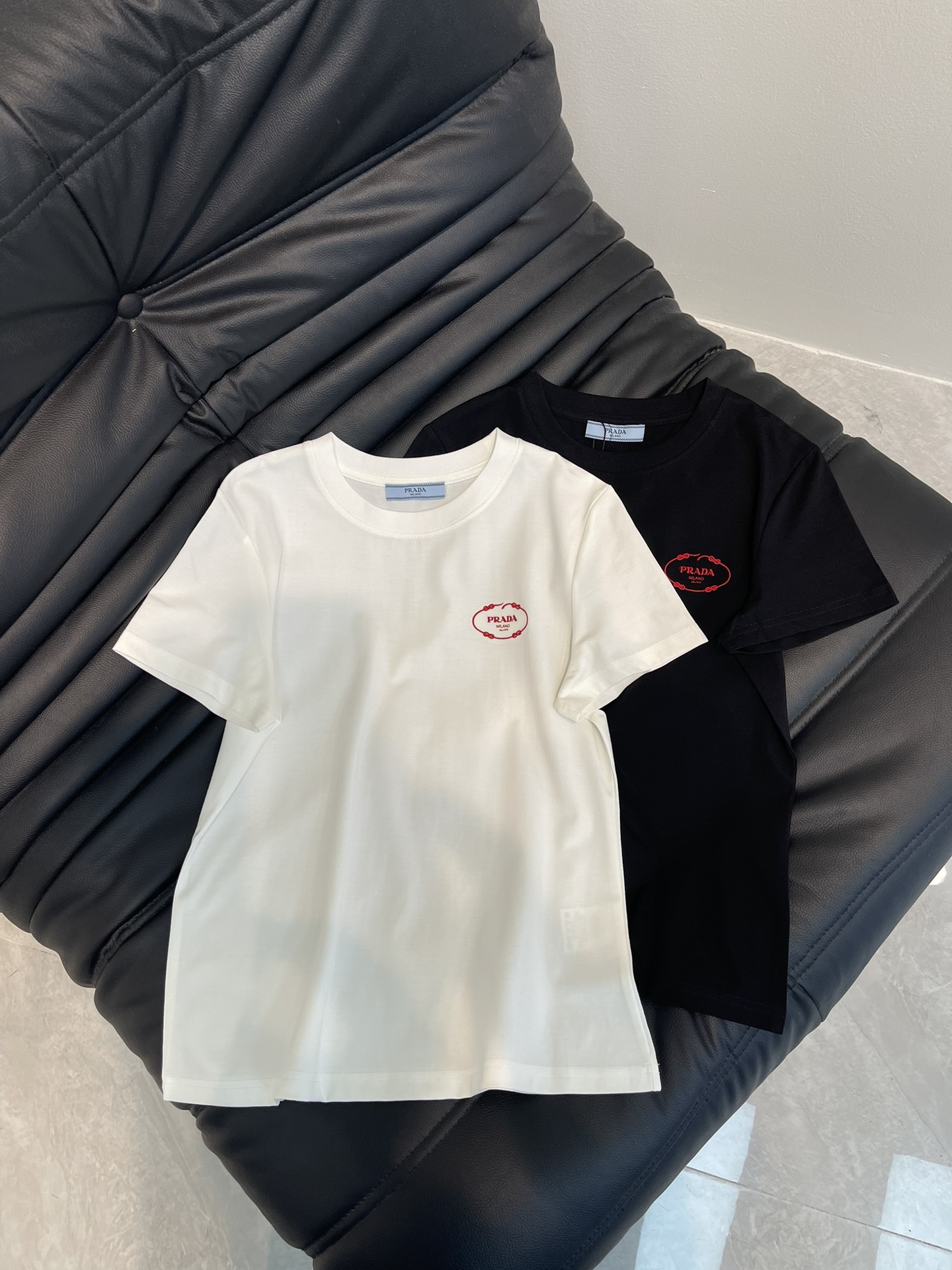 NO:325034,Prad*25 spring and summer new embroidered letter short-sleeved T-shirt. It uses mercerized cotton fabric with soft and delicate texture, simple and versatile, and reduces age-reducing temperament!  The body shape is comfortable and beautiful!  Very suitable for summer wear.S-XXL AA,,prada,T-shirt,tees,t-shirt,alexander wang19860909Prad*25春夏新款刺绣字母短袖T恤.采用丝光棉面料质感柔软细腻,简约百搭,减龄气质！版型修身上身效果舒适好看！非常适合夏日穿着.S-XXL AA,,prada,T-shirt,tees，t-shirt,alexander wang,Women's clothing