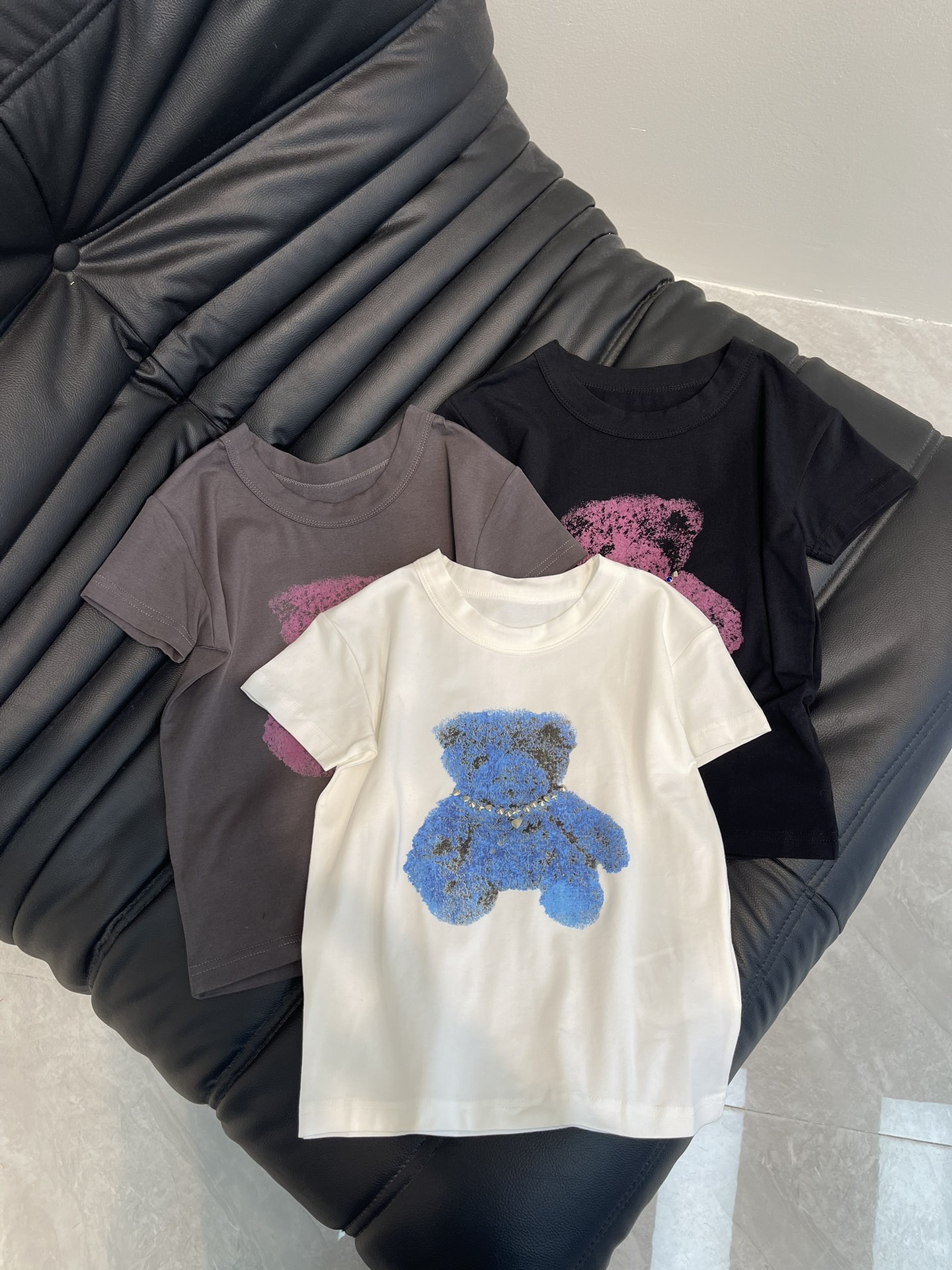 NO:325488,WE11DON*25 new Bear Color Diamond Round Neck Short Sleeve T-shirt is made of all-cotton fabric, slim and versatile on the upper body, and is casually matched with jeans and shorts. The upper body is simple and elegant, whether you are going out or commuting to work. It is super stylish with any combination~ simple but not without fashion~ skin-friendly pure cotton, soft touch, must have fashionable essence~SML AA,, shorts, jeans, T-shirt, tees, t-shirt, alexander wang19860909WE11DON*25新款小熊彩钻圆领短袖T恤 采用全棉面料,上身显瘦百搭,随意搭配牛仔裤短裤,上身简约大气,无论是日常出门还是上班通勤都可以,随意搭配都超有范~简约但不失时尚感~亲肤纯棉 触感柔软 时髦精必备～SML AA,,shorts,jeans,T-shirt,tees，t-shirt,alexander wang,Women's clothing