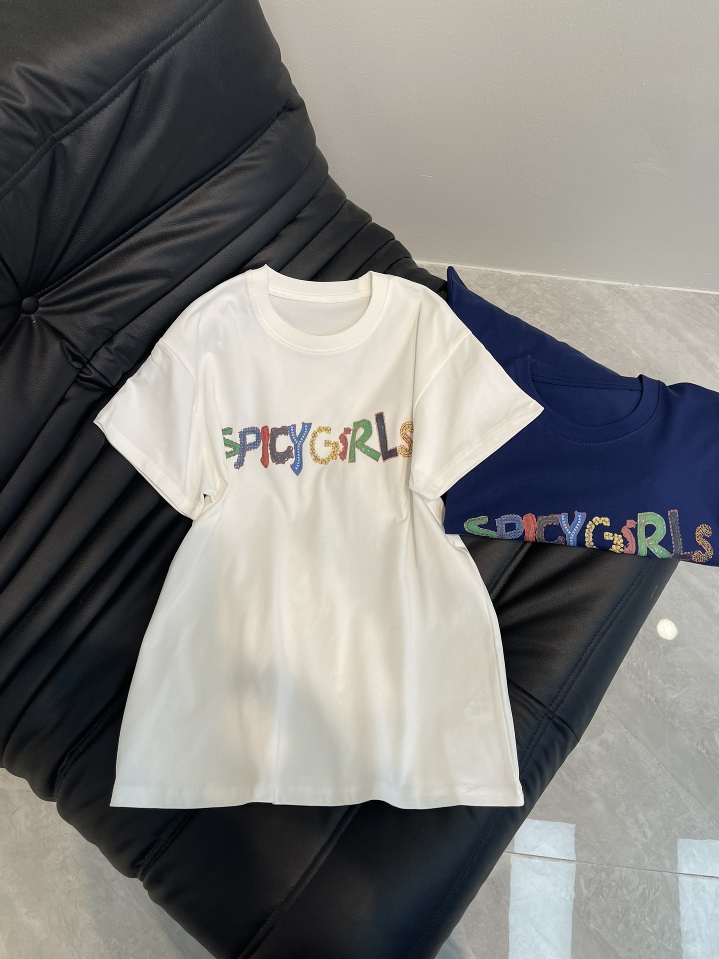 NO:325482,Niche *25 new Short Sentence Colorful hand-painted letter printed round neck short-sleeved T-shirt is made of all-cotton fabric, comfortable and breathable on the upper body, loose style, slim and versatile on the upper body, and is casually matched with jeans and shorts. The upper body is simple and elegant, whether you are going out or commuting to work, it is super stylish with any combination~ simple but not without fashion~ skin-friendly pure cotton, soft touch, a must-have for fashionable essence~!  SML AA, shorts, jeans, T-shirt, tees, t-shirt, alexander wang19860909小众*25新品Short Sentence 彩色手绘字母印花圆领短袖T恤 采用全棉面料,上身舒适透气,宽松版型,上身显瘦百搭,随意搭配牛仔裤短裤,上身简约大气,无论是日常出门还是上班通勤都可以,随意搭配都超有范~简约但不失时尚感~亲肤纯棉 触感柔软 时髦精必备～！SML AA,,shorts,jeans,T-shirt,tees，t-shirt,alexander wang,Women's clothing