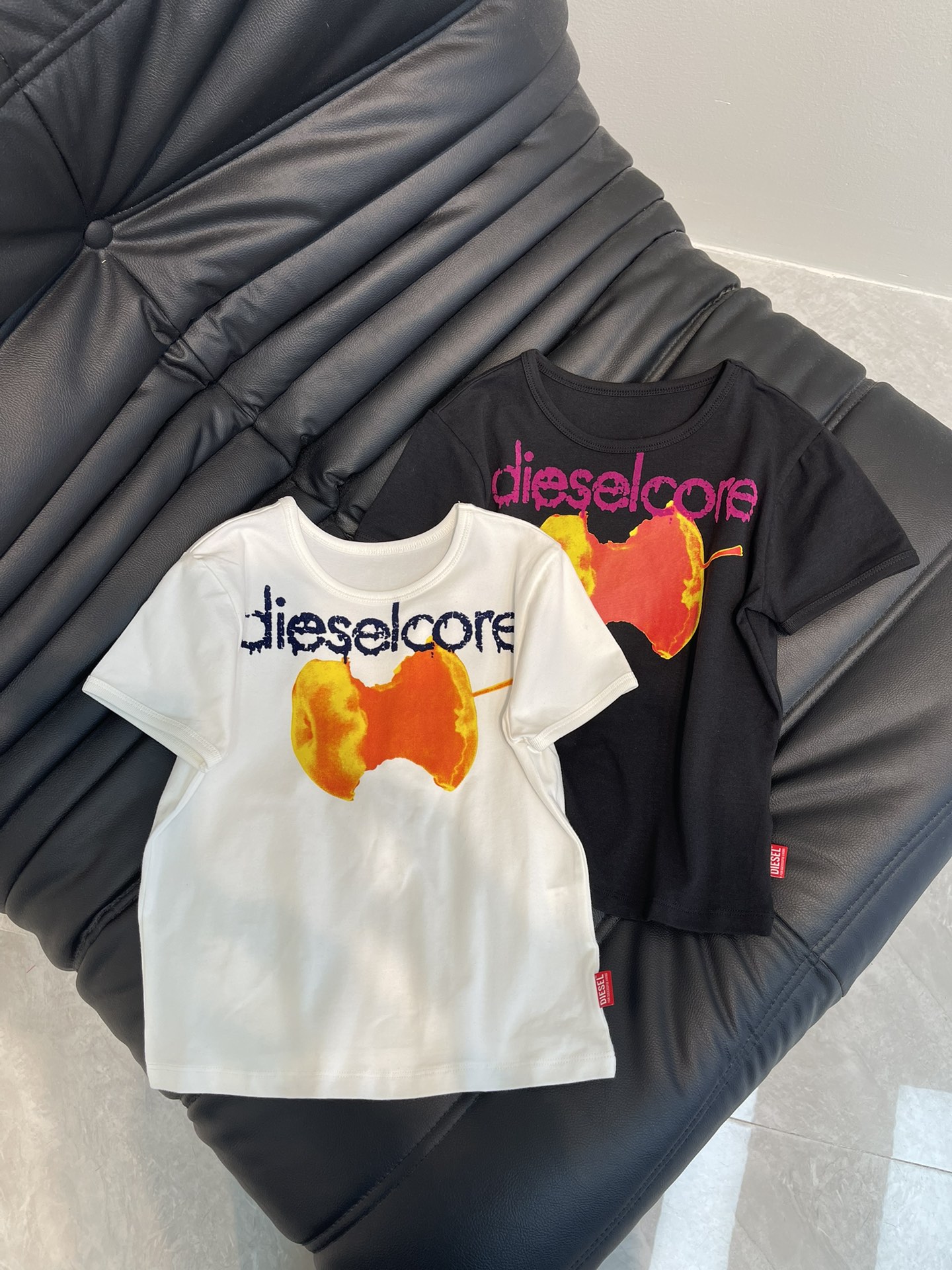 NO:325476,Die*25 new niche flocked letter printed short-sleeved T-shirt with exquisite short version, huge slim upper body!  Ink printing decoration low-key luxury!  A must-have item for fashionable things unlocks all outfits!  Determine the quality of my home!  Fashionable and high-end, the classic style is versatile and not picky!  SML, T-shirt,tees,t-shirt,alexander wang19860909Die*25新款小众植绒字母印花短袖T恤 精致短版版型上身巨显瘦！ 水墨印花装饰 低调奢华！ 时髦精必备单品解锁所有穿搭！ 认准我家品质！时髦又高级 经典版型百搭不挑人！ SML,,T-shirt,tees，t-shirt,alexander wang,Women's clothing