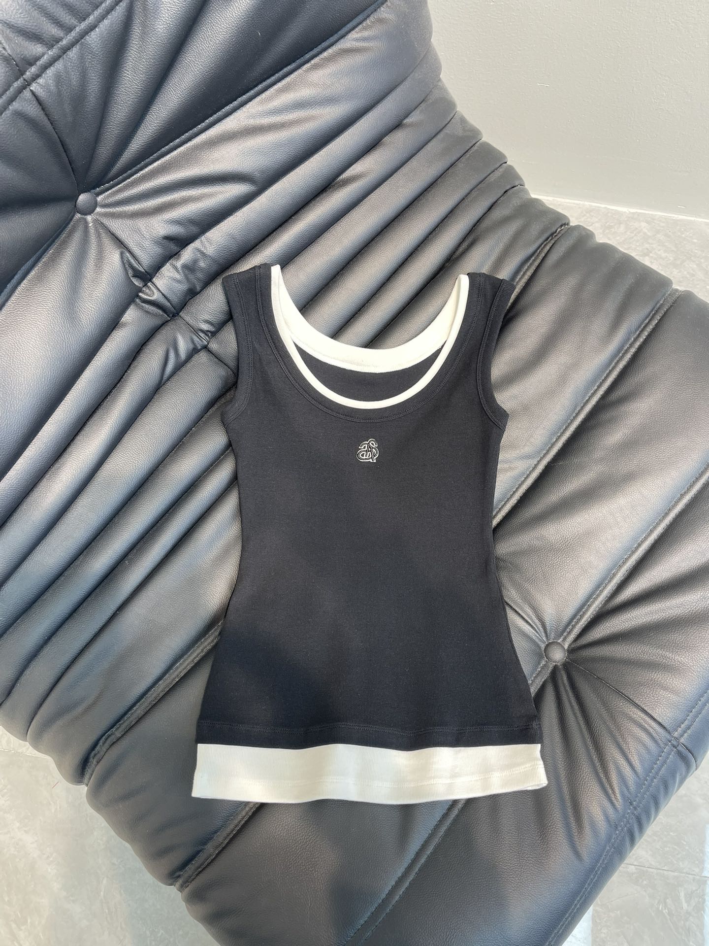 NO:325494,Ann*25 new niche contrasting color fake two-piece vest!  Customized pure cotton material, soft and comfortable, fake two-piece version, white splicing on the neckline hem, forming a colour collision, rich design layering, brand logo embellishes the chest to highlight the brand's high-end style, ready-to-wear is comfortable and elastic, adding a lively atmosphere to the outfit, and no need to deliberately add decorations can demonstrate the elegant and high-end brand tone!  SML A, alexander wang19860909Ann*25新款小众撞色假两件背心！定制纯棉材质 柔软舒适 假两件版型 领口下摆白色拼接形成颜色碰撞 设计层次感丰富 胸前点缀品牌徽标 彰显品牌高级格调 成衣舒适有弹力 为穿搭增添活泼气息 无需刻意加饰 即可彰显典雅高级的品牌调性！SML A,,alexander wang,Women's clothing