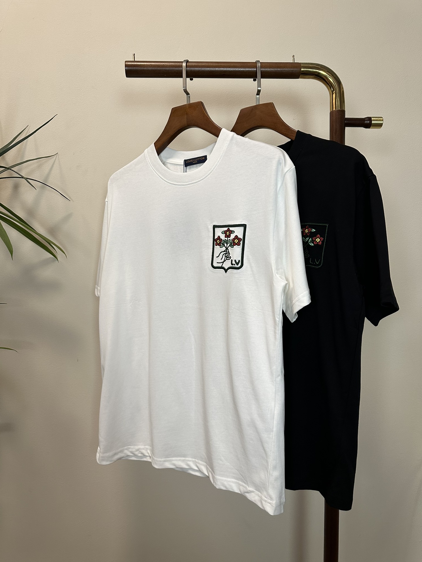 NO:465281,LV Louis Vuitton 2025 new round neck short-sleeved T-shirt high-end version!  Customized fabrics for counters are breathable and comfortable, with impeccable details, and the brand element design concept reflects high quality. The feel is delicate and soft!  It is casually cut, with a great upper body style!  Code number M-3XL, louis vuitton,louis vuitton,t-shirt,tees,t-shirt,alexander wang19860909LV 路易威登2025新款 圆领 短袖 T恤 高端版本！专柜定制面料 透气舒适度高,细节无可挑剔,品牌元素设计理念,体现高品质.手感细腻柔软！呈现休闲裁剪,上身版型超赞！ 码数M-3XL,,louis vuitton,louis vuitton,T-shirt,tees，t-shirt,alexander wang,Men's clothing