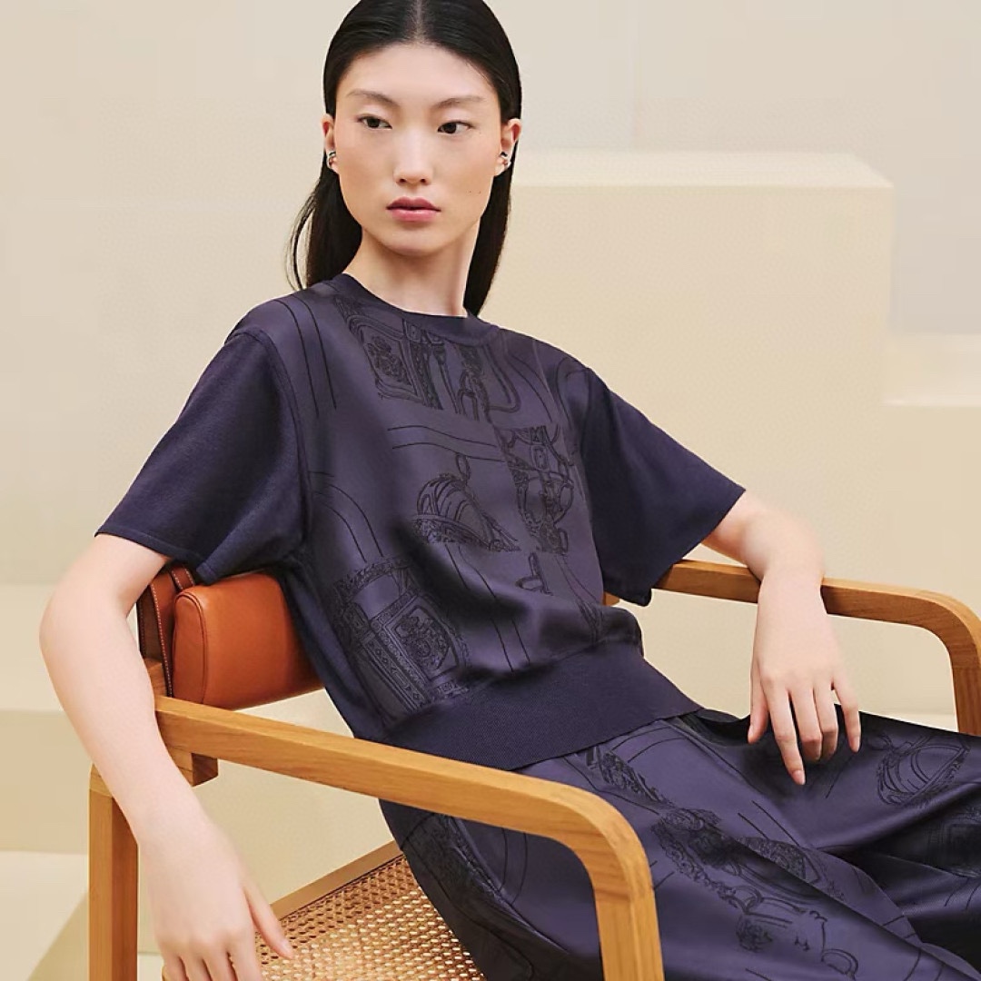 NO:324051,Model number G25030874 Hermè* new H home high-end custom fabric front piece 19 Mmè Silk Twill spliced ​​back piece stretch knit fabric, fashionable and personalized retro printed round neck pullover short-sleeved sweater top!  Deep khaki, dark purple, (M size shoulder width 45, bust 102, sleeve length 21, clothing length 57), hermes, T-shirt, real silk, alexander wang19860909款号G25030874 Hermè*新款H家高端定制面料前片19姆米Silk真丝斜纹绸拼接后片弹力针织面料、时尚个性复古印花圆领套头短袖针织衫上衣！深卡其、深紫色、（M码肩宽45,胸围102,袖长21,衣长57）,,hermes,T-shirt,real silk,alexander wang,Women's clothing