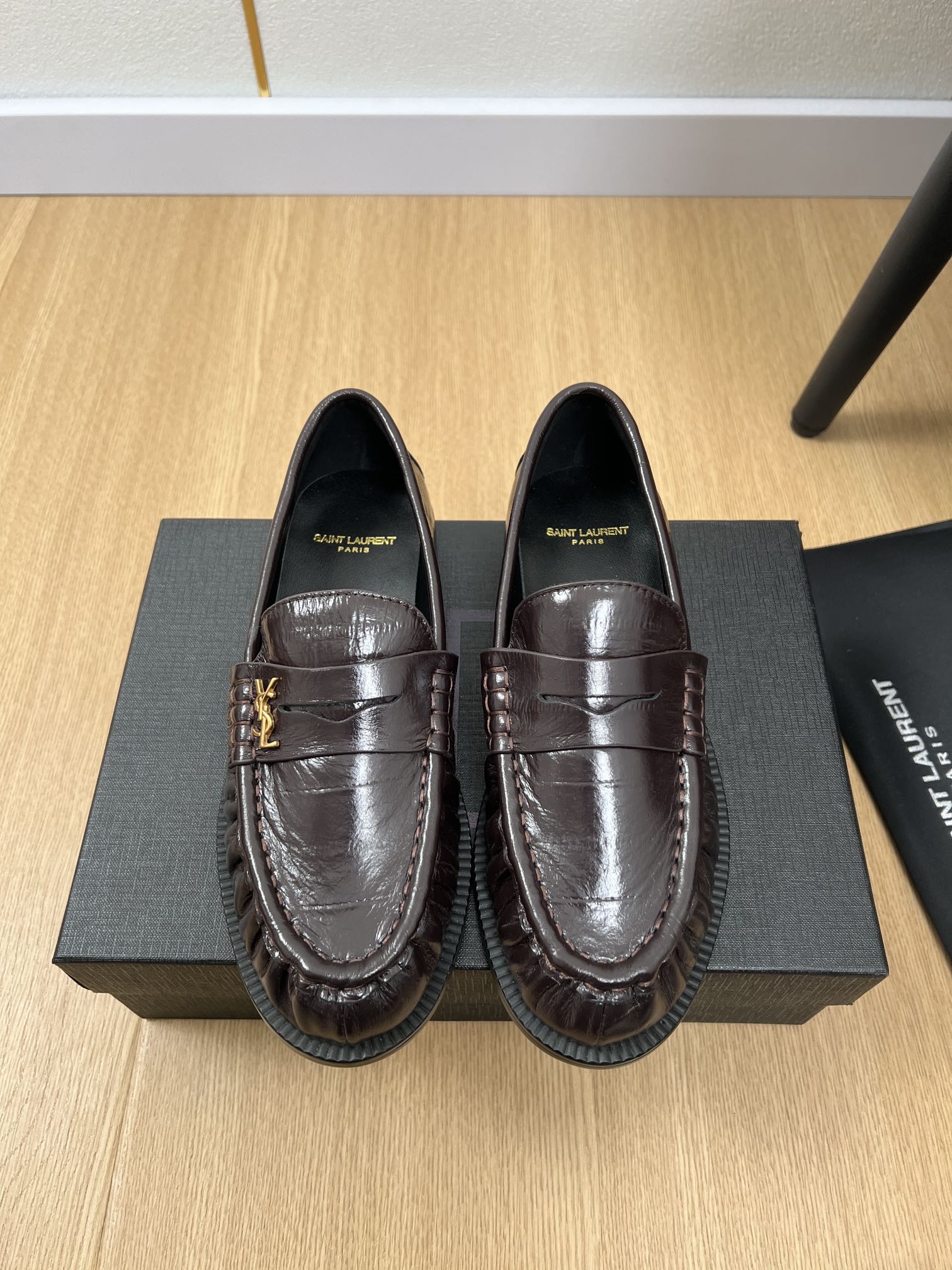 NO:259755,SAINT LAURENT Saint Laurent | 2025 YSL Home 2025 New classic Loafer Leather Shoes Series Xiaohongshu promotes the popular Loafer Leather Shoes Whether spring, summer or autumn and winter, a pair of white shoes can instantly illuminate the whole body. The matching logo is very delicate and low-key. The leather is soft and does not scratch the feet. The correct size is slightly loose. Wearing socks is just perfect to wear, and the foot effect is very comfortable, and the foot feel is great. And no matter you match it with jeans, small suits, and skirts, it can be matched with natural upper cowhide/cow patent leather/opening beads/cow tiles inner sheepskin Outsole imported from Italy, heel height 2cm size 35-41 (40.41 custom-made without return), loafers, saint laurent, saint laurent, saint  laurent, louis vuitton,loafers,skirts,jeans,cowhide,sheepskin,Leather soles,socks19860909SAINT LAURENT 圣罗兰 | 2025 YSL家2025专柜新款爆款经典乐福小皮鞋系列 小红书力推爆款乐福小皮鞋不管春夏还是秋冬,一双白鞋就可瞬间点亮全身的搭配小logo非常精致又低调,皮质柔软不磨脚,正码选的光脚穿略松 穿上袜子刚刚好简直完美到爆、而且上脚效果非常舒服,脚感很棒,而且无论你搭配牛仔裤,小西服,裙子,都能搭配自然 鞋面牛皮/牛漆皮/开边珠/牛猄 内里羊皮 大底意大利进口真皮大底 跟高2cm 码数35-41（40.41定制不退换）,乐福鞋,saint laurent,saint laurent,saint laurent,louis vuitton,loafers,skirts,jeans,cowhide,sheepskin,Leather soles,socks,Women's Shoes